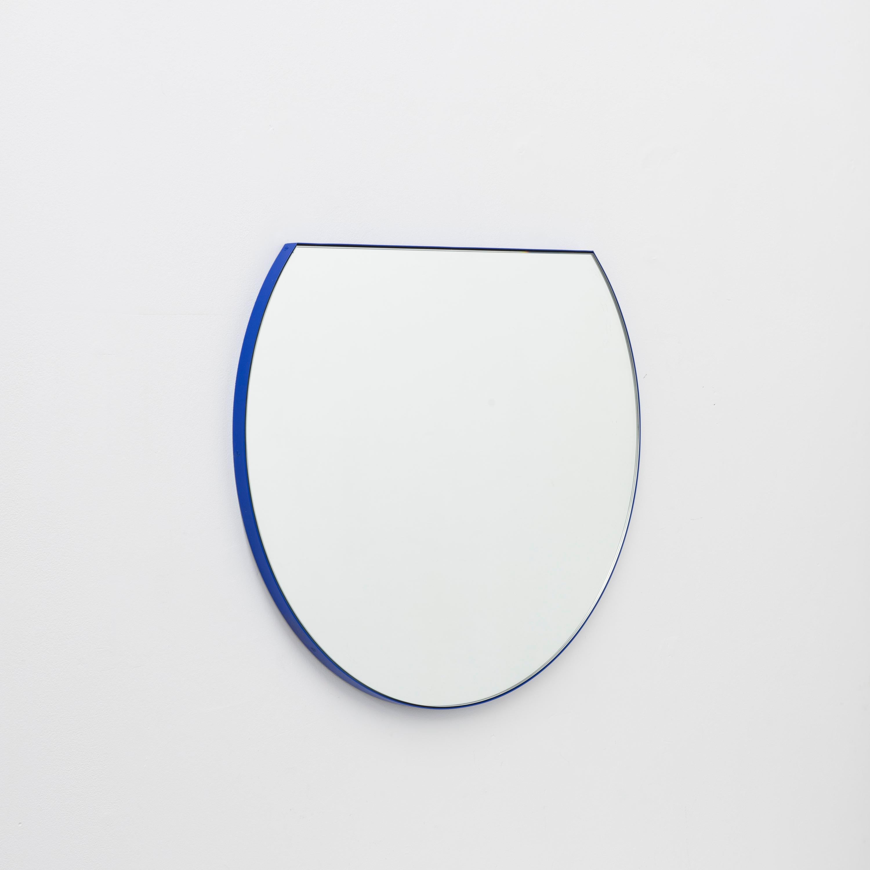 Neuer moderner runder Spiegel mit einem lebendigen pulverbeschichteten blauen Aluminiumrahmen. Entworfen und handgefertigt in London, UK.

Je nach Größe des Spiegels mit einem Messinghaken oder einer Aluminium-Z-Stange ausgestattet. Auf Wunsch auch