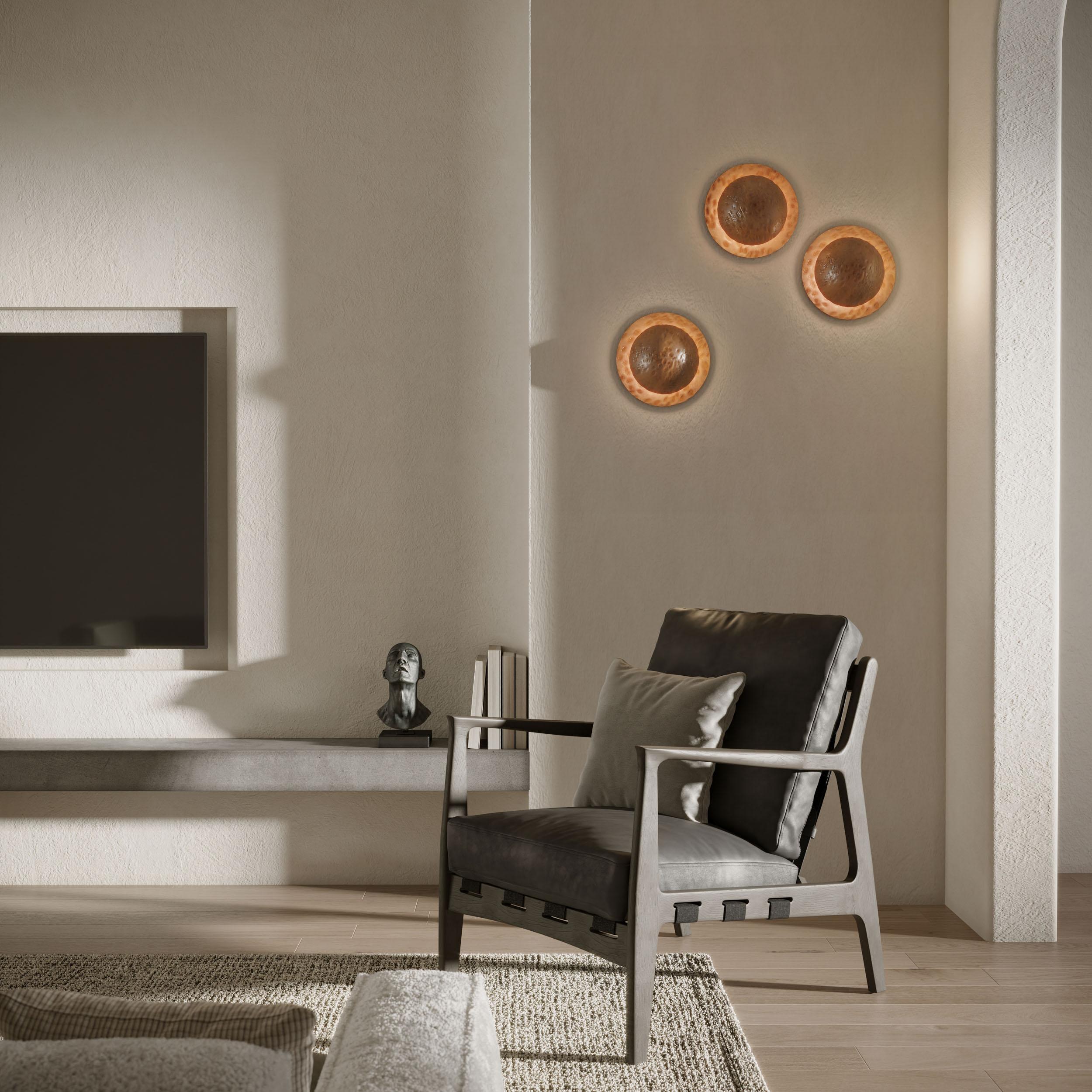 Lámpara de pared Orbis, 21649, de Stillux Illuminazione
Dimensiones: P 12 x An 21 x Al 21 cm.
Materiales: Acero, hierro, pan de oro.

Disponible en pan de oro, pan de plata, pan de oro hormiga, plata hormiga o negro terciopelo. Póngase en contacto