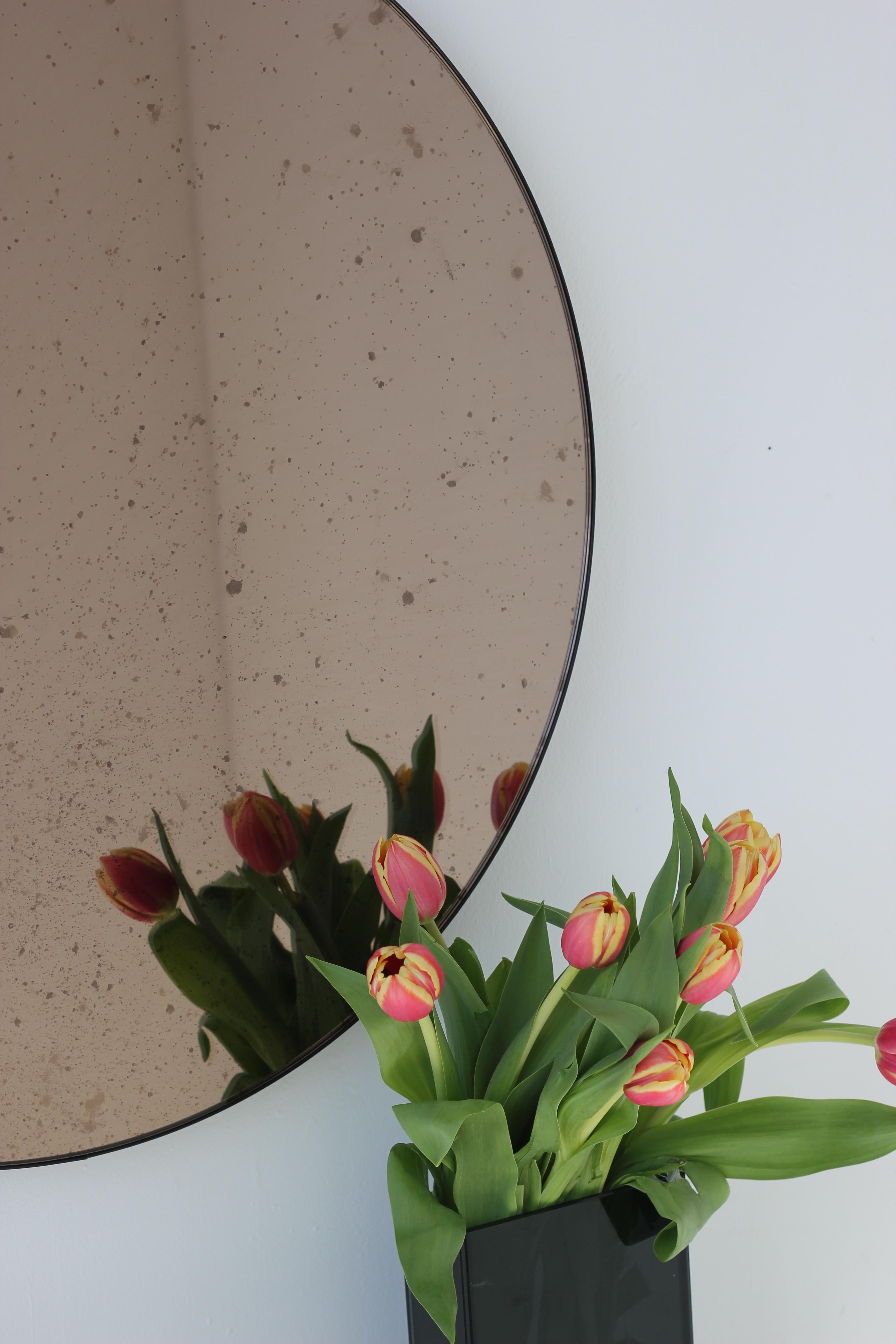 Specchio rotondo moderno Orbis Antique Mirror con cornice nera, regolare in vendita 1