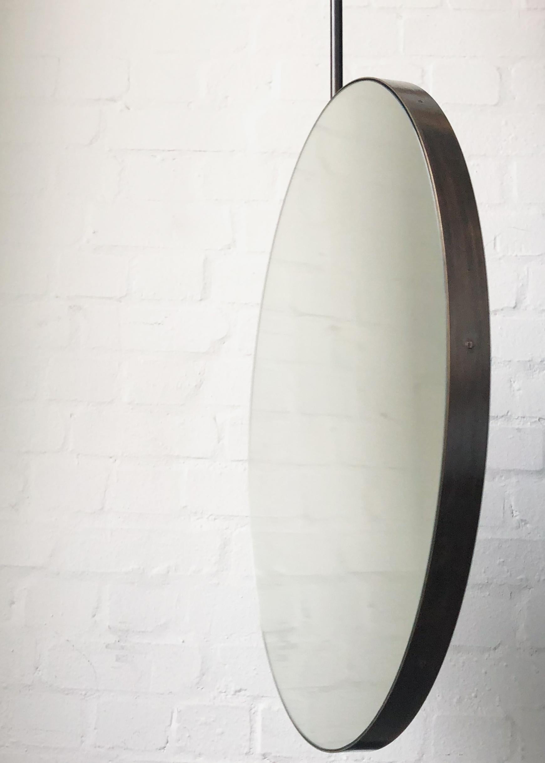 Industriel Miroir rond Handcraft suspendu au plafond Orbis avec cadre en laiton patiné bronze en vente