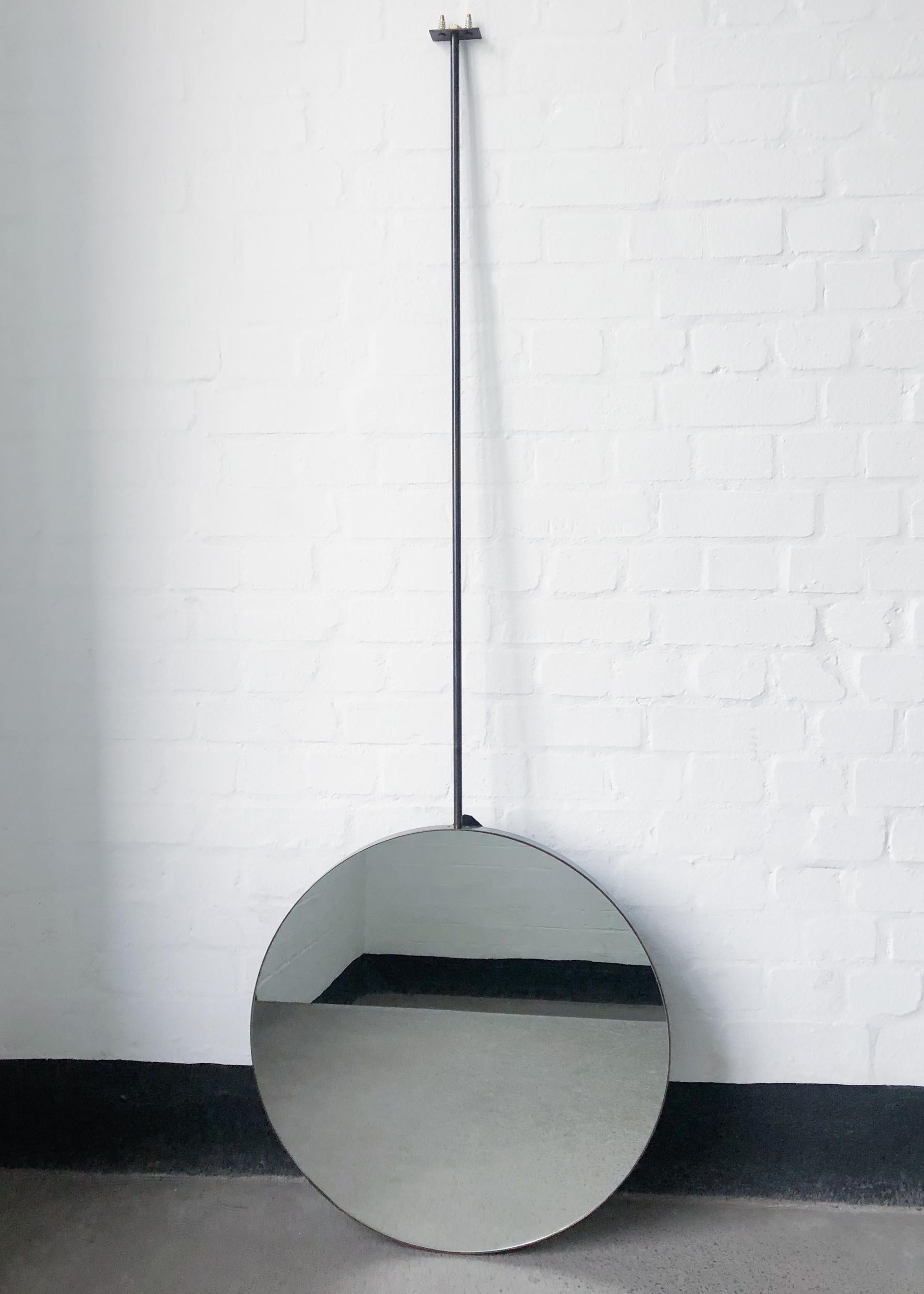 Miroir rond Handcraft suspendu au plafond Orbis avec cadre en laiton patiné bronze Neuf - En vente à London, GB