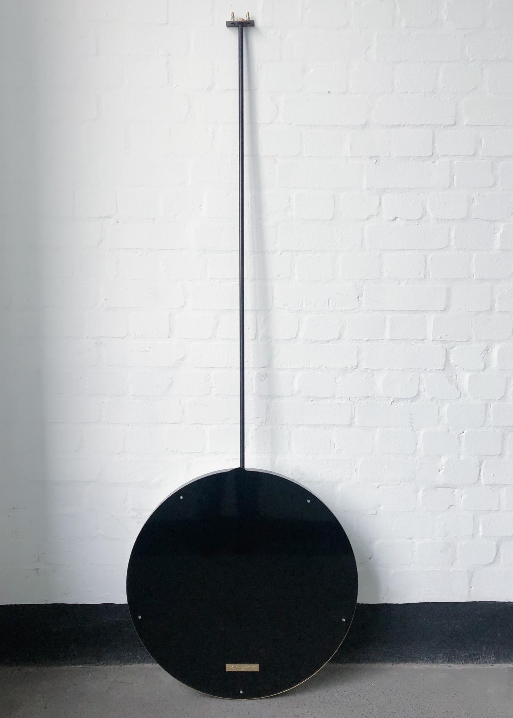 XXIe siècle et contemporain Miroir rond Handcraft suspendu au plafond Orbis avec cadre en laiton patiné bronze en vente
