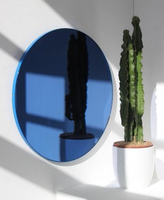 Miroir contemporain rond Orbis teinté bleu avec cadre bleu, moyen