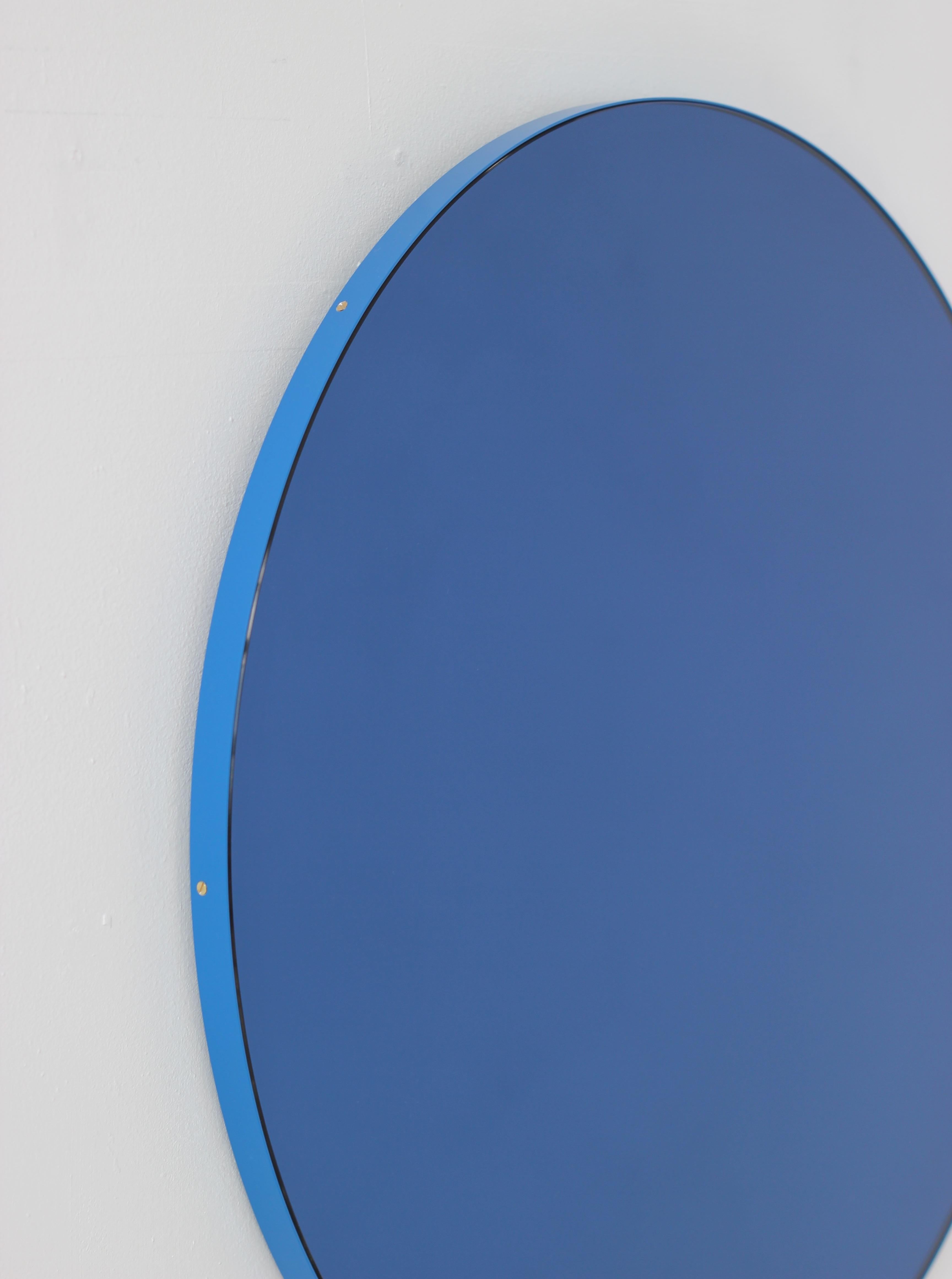 Poudré Miroir contemporain rond Orbis teinté bleu avec cadre bleu, moyen en vente