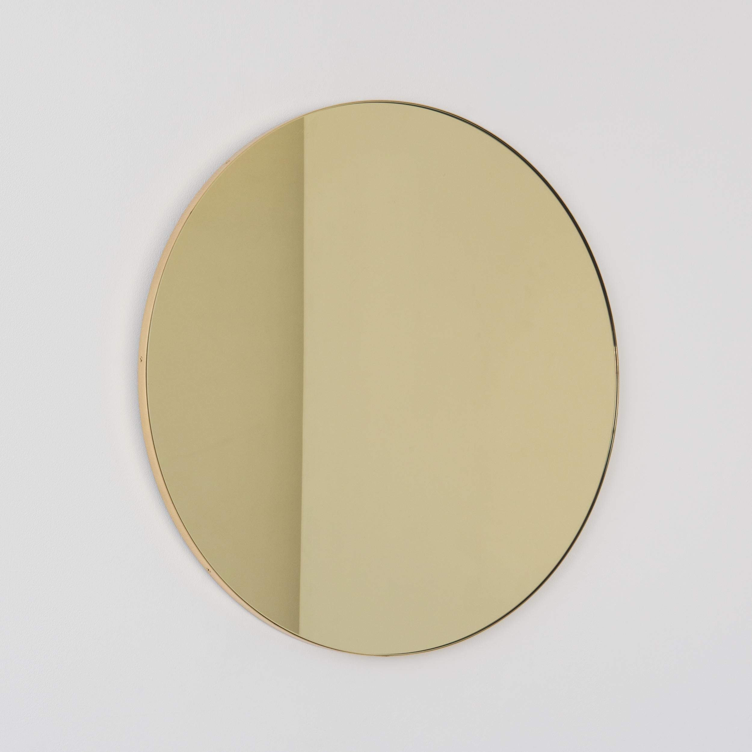 Organique Orbis Gold Tinted Round Modern Mirror with Brushed Brass Frame, Large (miroir rond teinté d'or avec cadre en laiton brossé) en vente