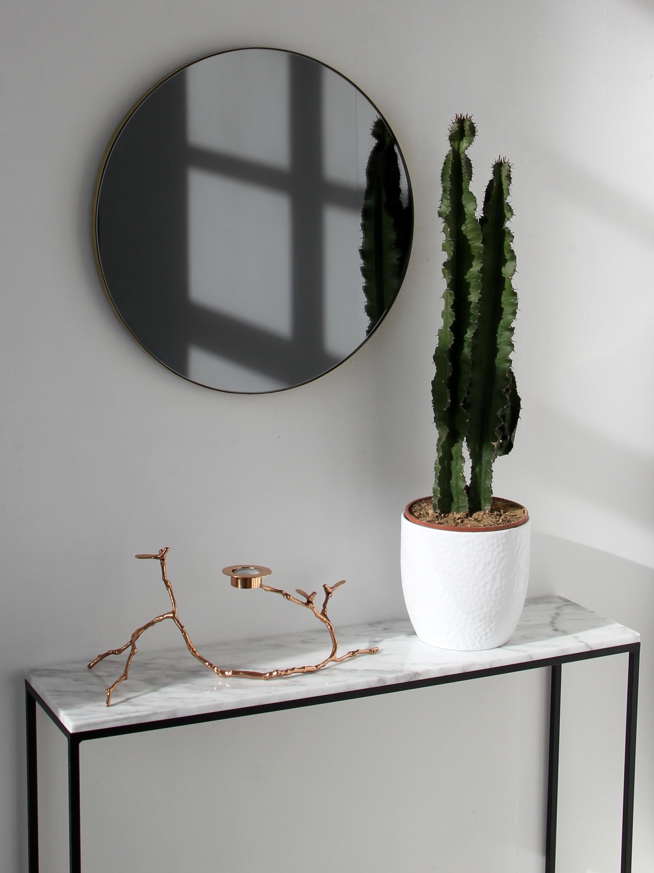 Orbis Black Tinted Round Contemporary Mirror with a Brass Frame, Medium (Miroir contemporain rond teinté noir avec cadre en laiton) en vente 1