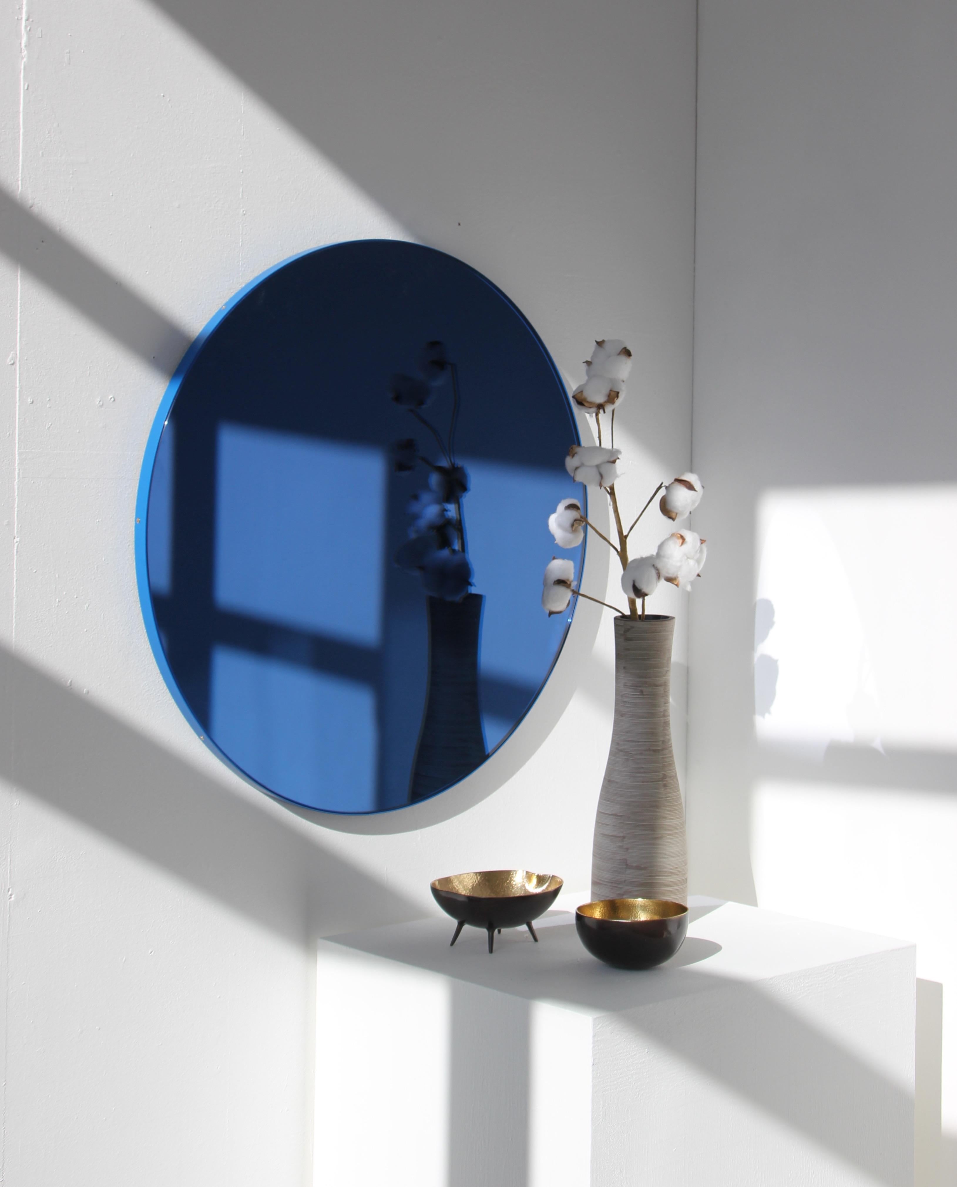 Organique Miroir contemporain rond Orbis teinté bleu avec cadre bleu, standard en vente