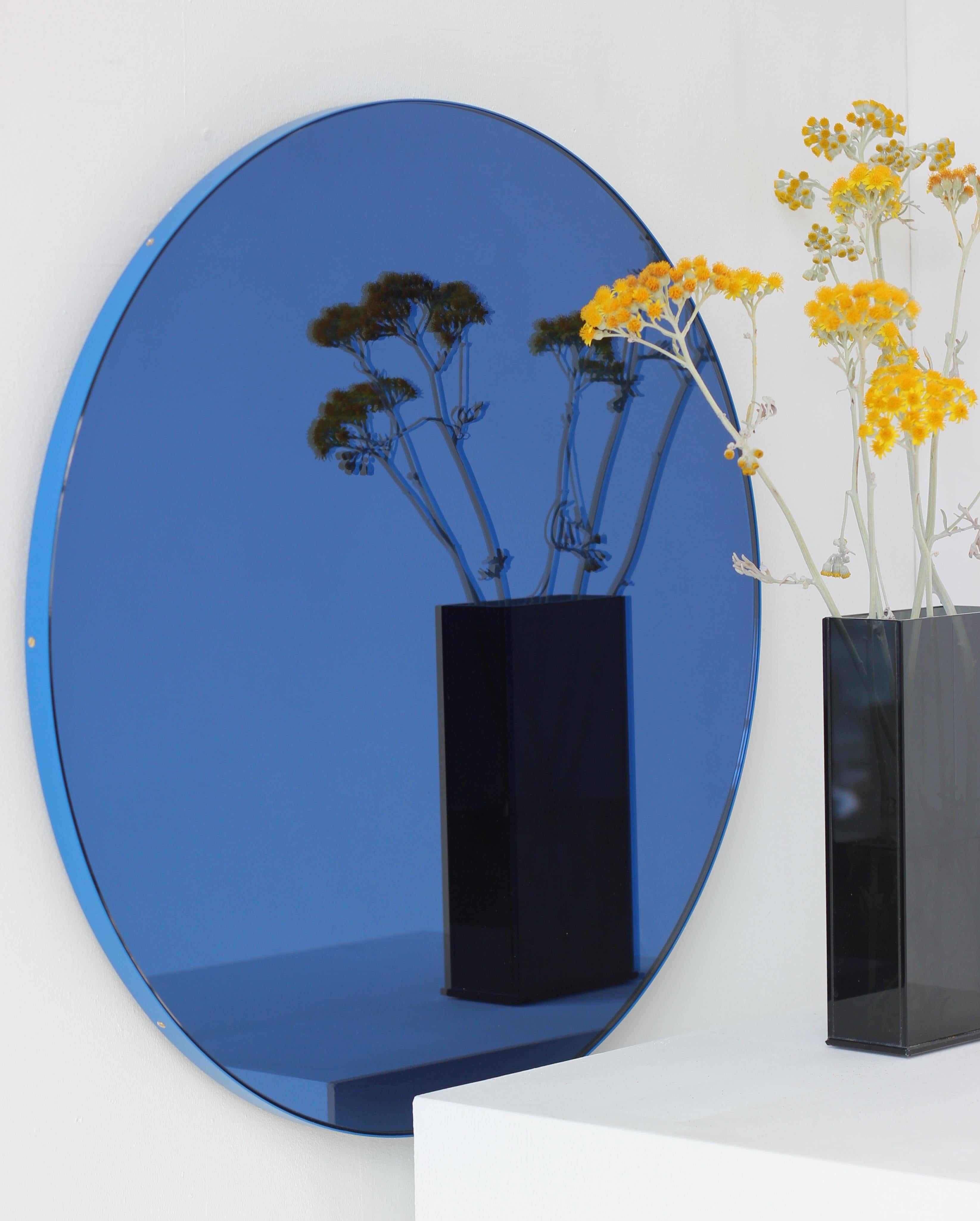 Poudré Miroir contemporain rond Orbis teinté bleu avec cadre bleu, standard en vente