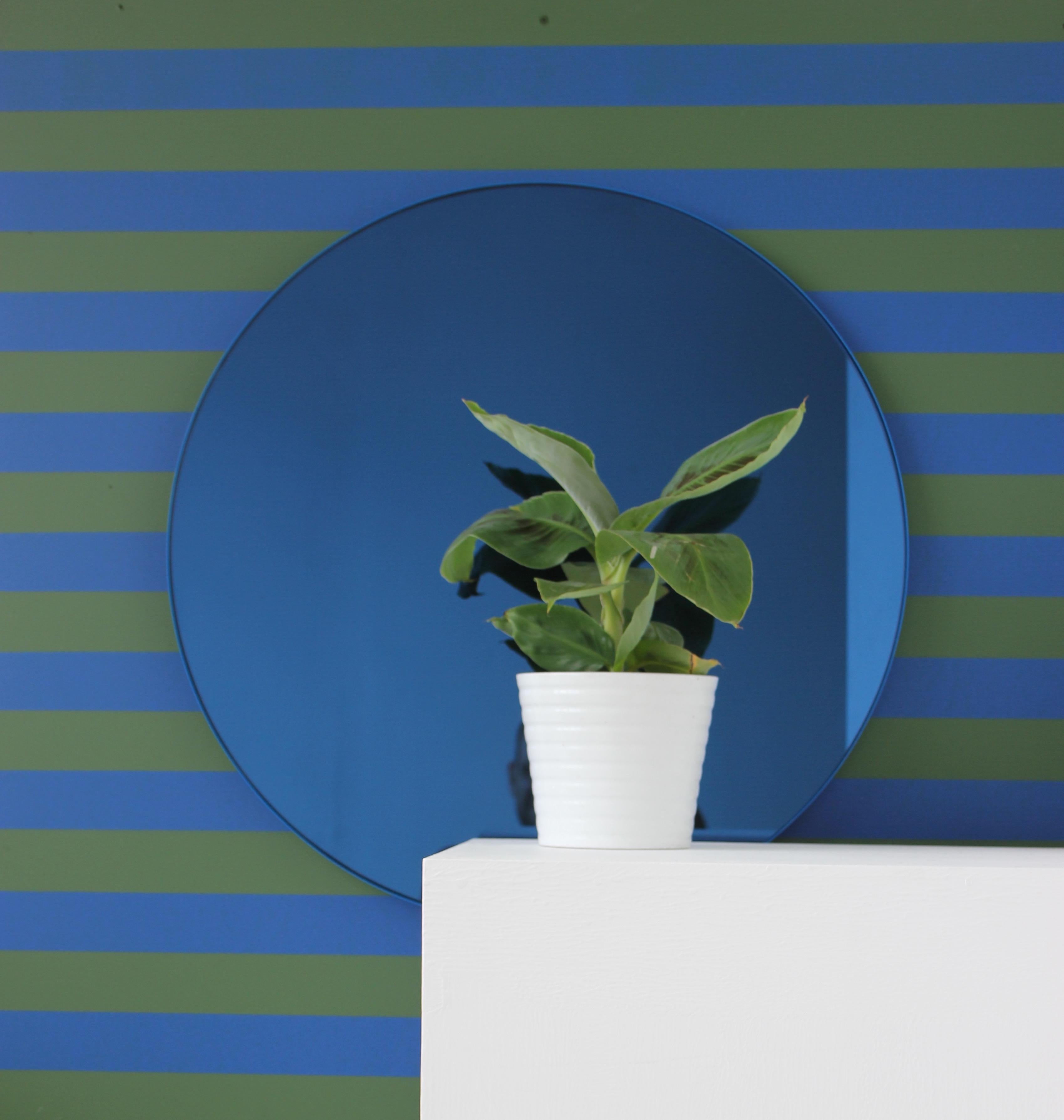 Miroir contemporain rond Orbis teinté bleu avec cadre bleu, standard en vente 2