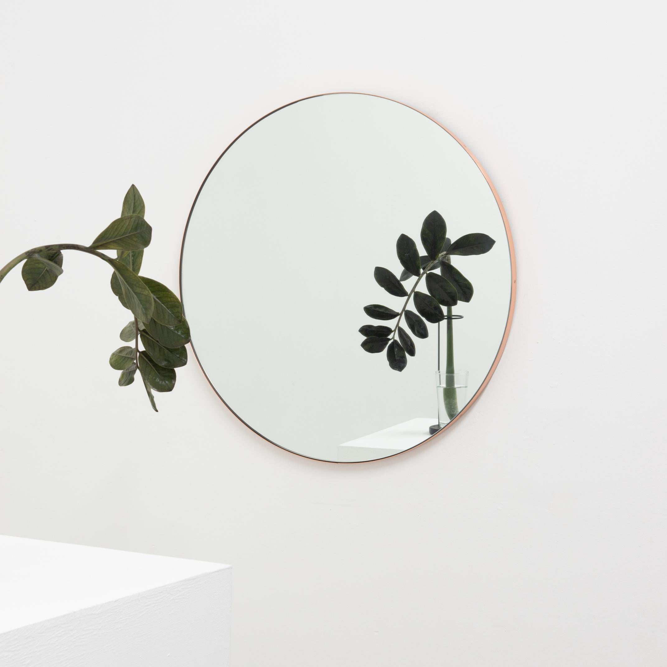Brossé Miroir Orbis rond contemporain avec cadre en cuivre, moyen en vente