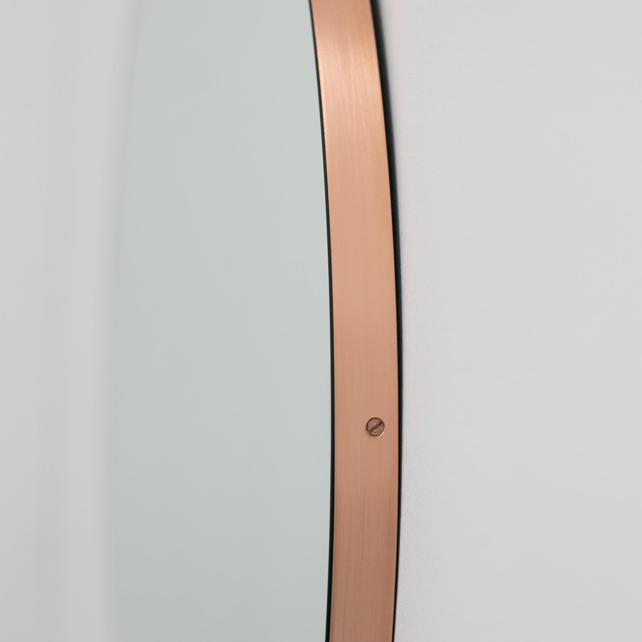 Brossé Miroir rond moderne Orbis avec cadre en cuivre, petit en vente