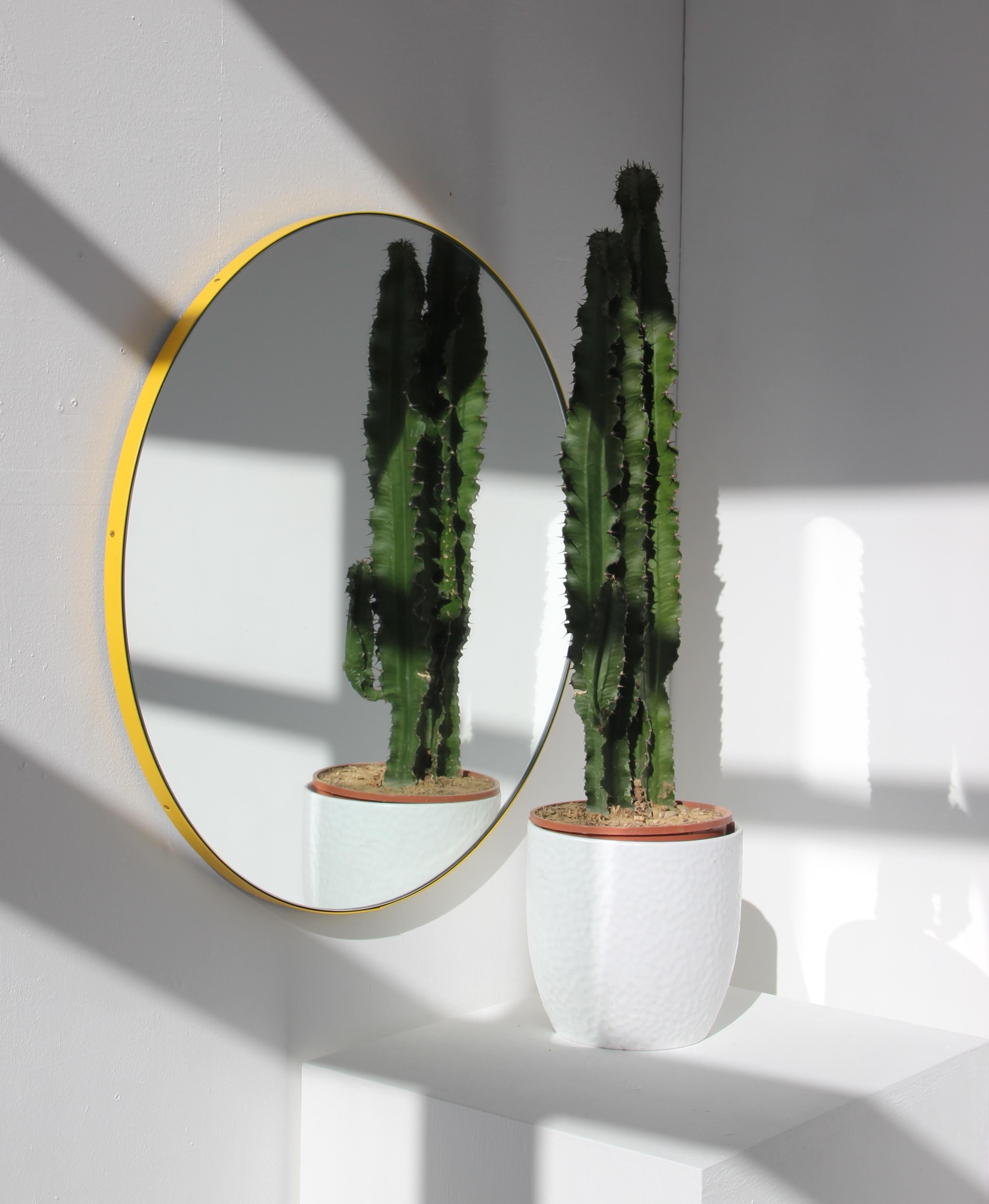 Organique Miroir rond moderne Orbis avec cadre jaune, petit en vente