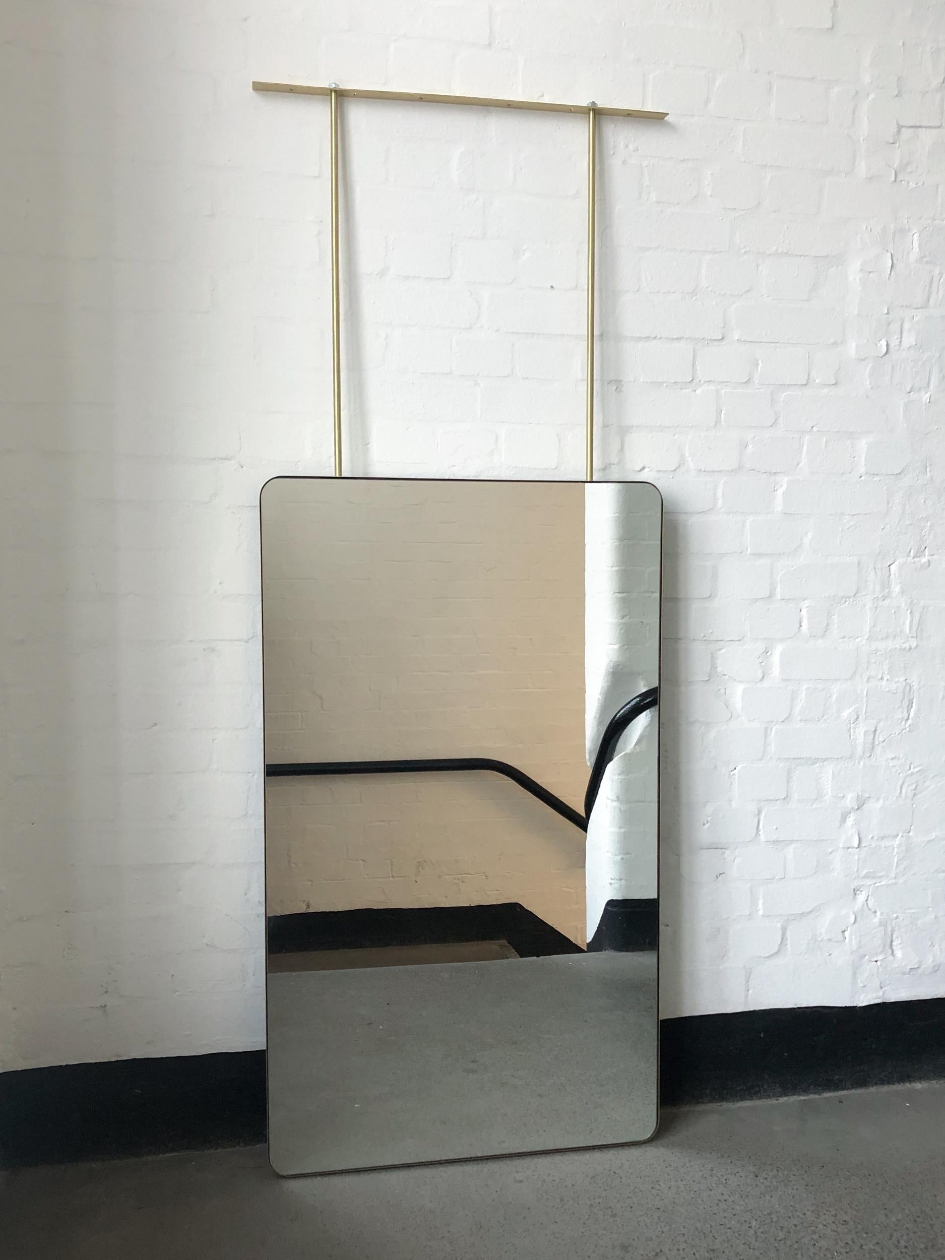 Grand miroir rectangulaire impressionnant suspendu au plafond avec un beau cadre en laiton massif brossé.

Mesures : 711 mm (28