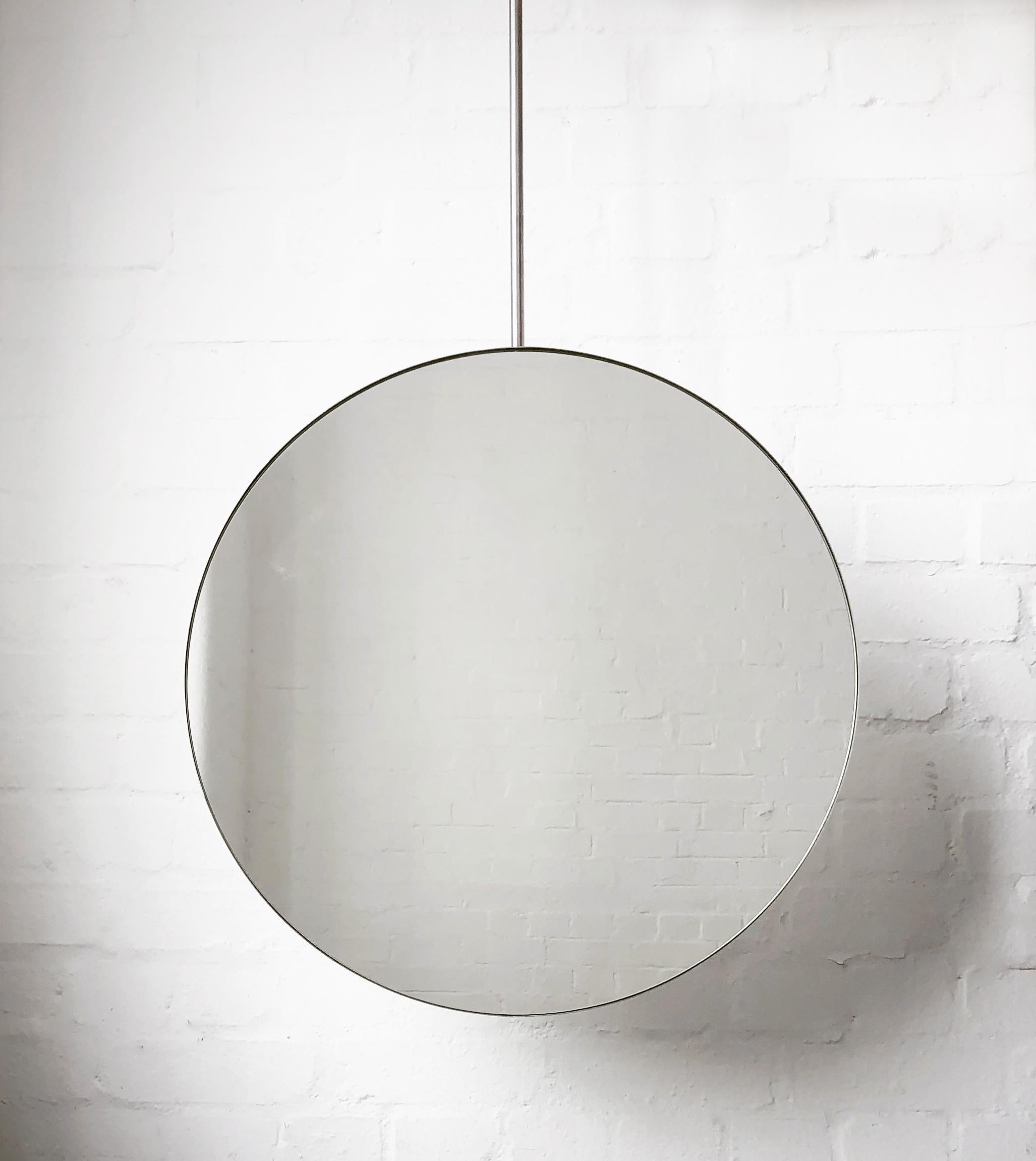 Splendid Art-Deco inspired ceiling suspended round mirror with a brushed stainless steel frame.

Measures: 550mm (21.65