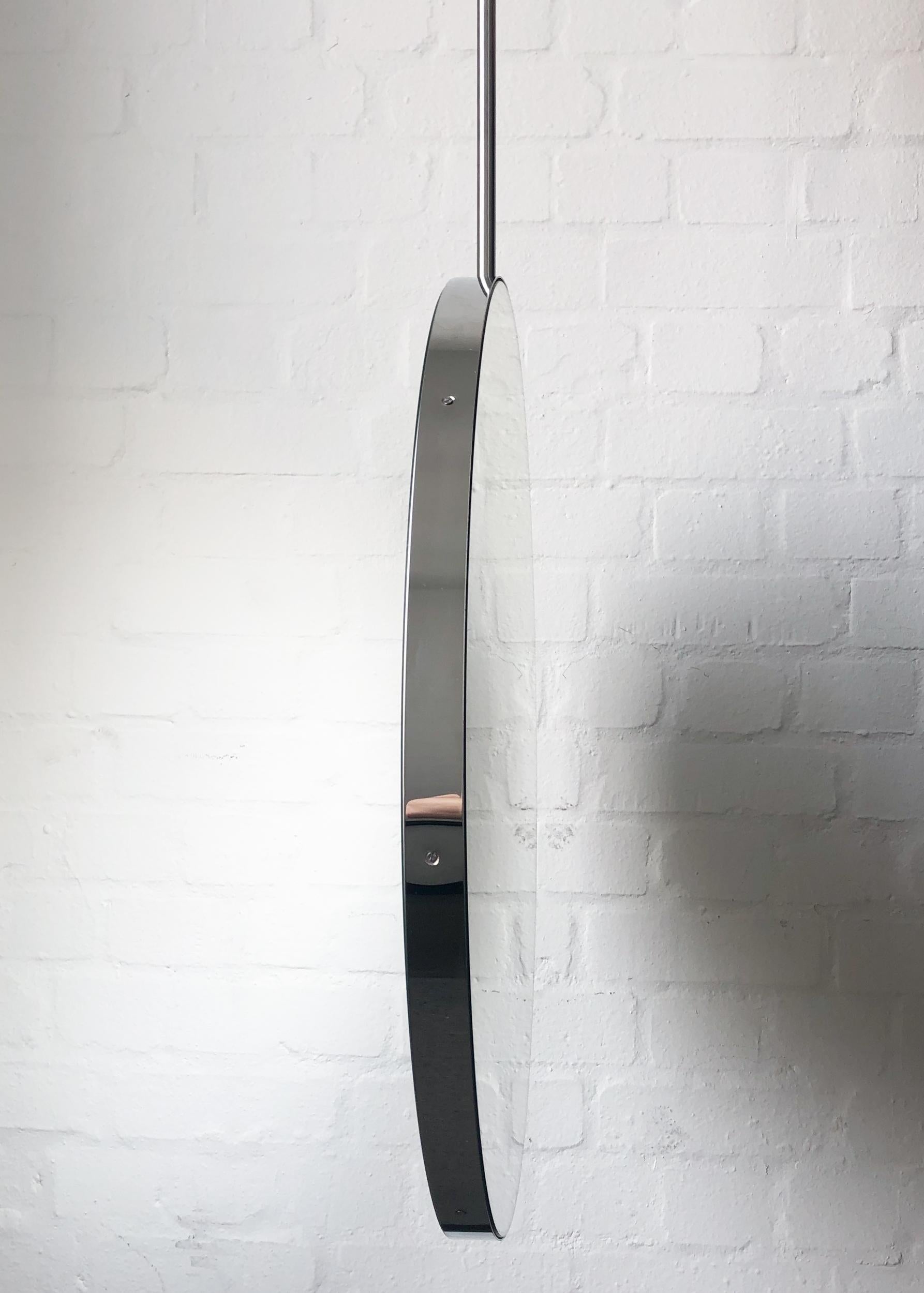 Britannique Miroir rond suspendu au plafond Orbis avec cadre en acier inoxydable fabriqué à la main en vente