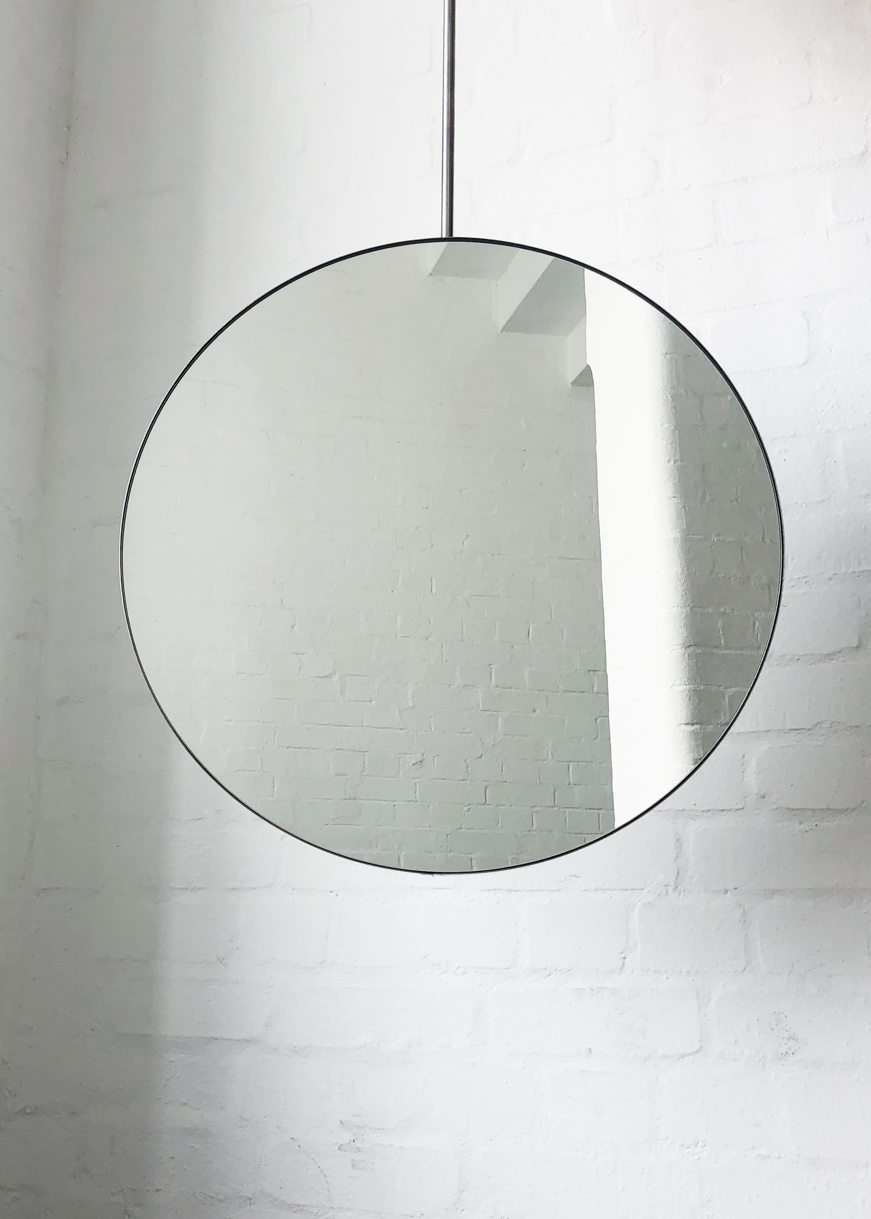 Poli Miroir rond suspendu au plafond Orbis avec cadre en acier inoxydable fabriqué à la main en vente