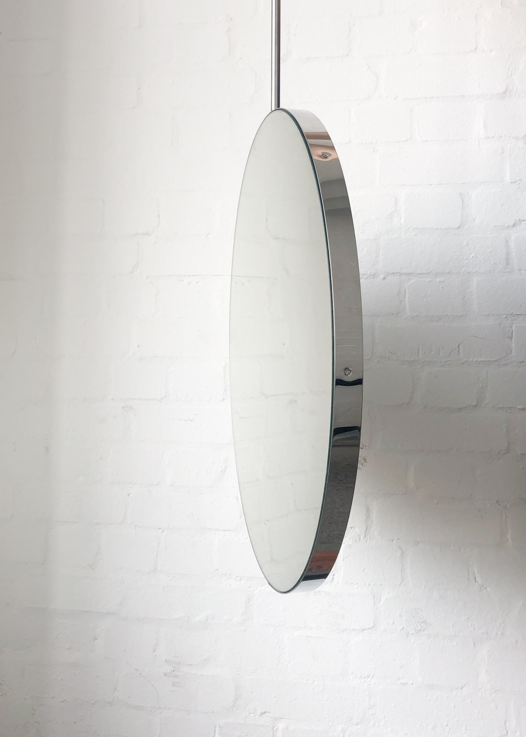 Miroir rond suspendu au plafond Orbis avec cadre en acier inoxydable fabriqué à la main Neuf - En vente à London, GB