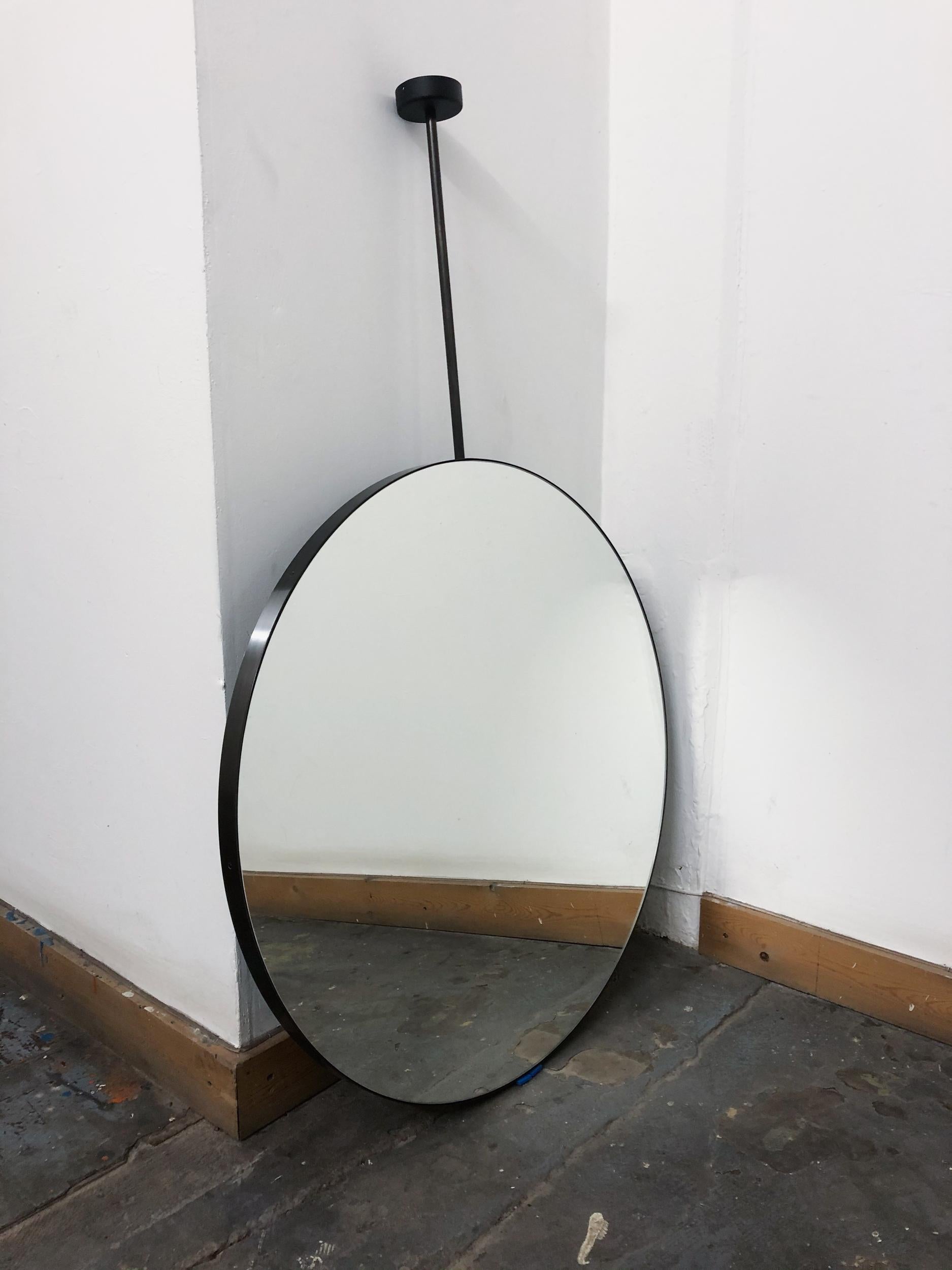 Minimaliste Miroir rond suspendu au plafond Orbis avec cadre en acier inoxydable noirci en vente