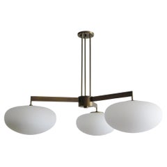 Araña Orbit-40 de Gallery L7, en latón y cristal opalino