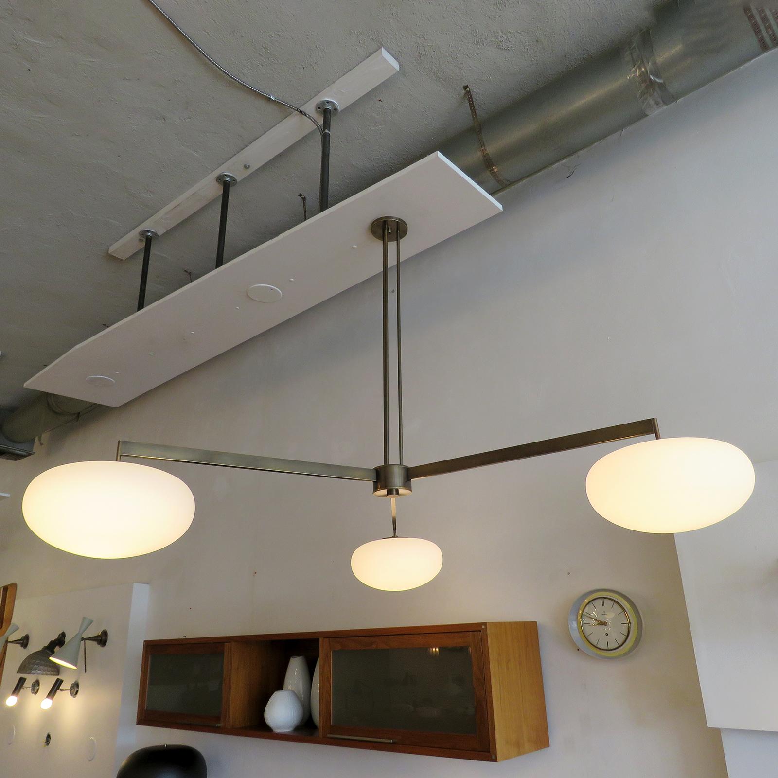 Laiton Lustre Orbit-60 de la Galerie L7 en vente