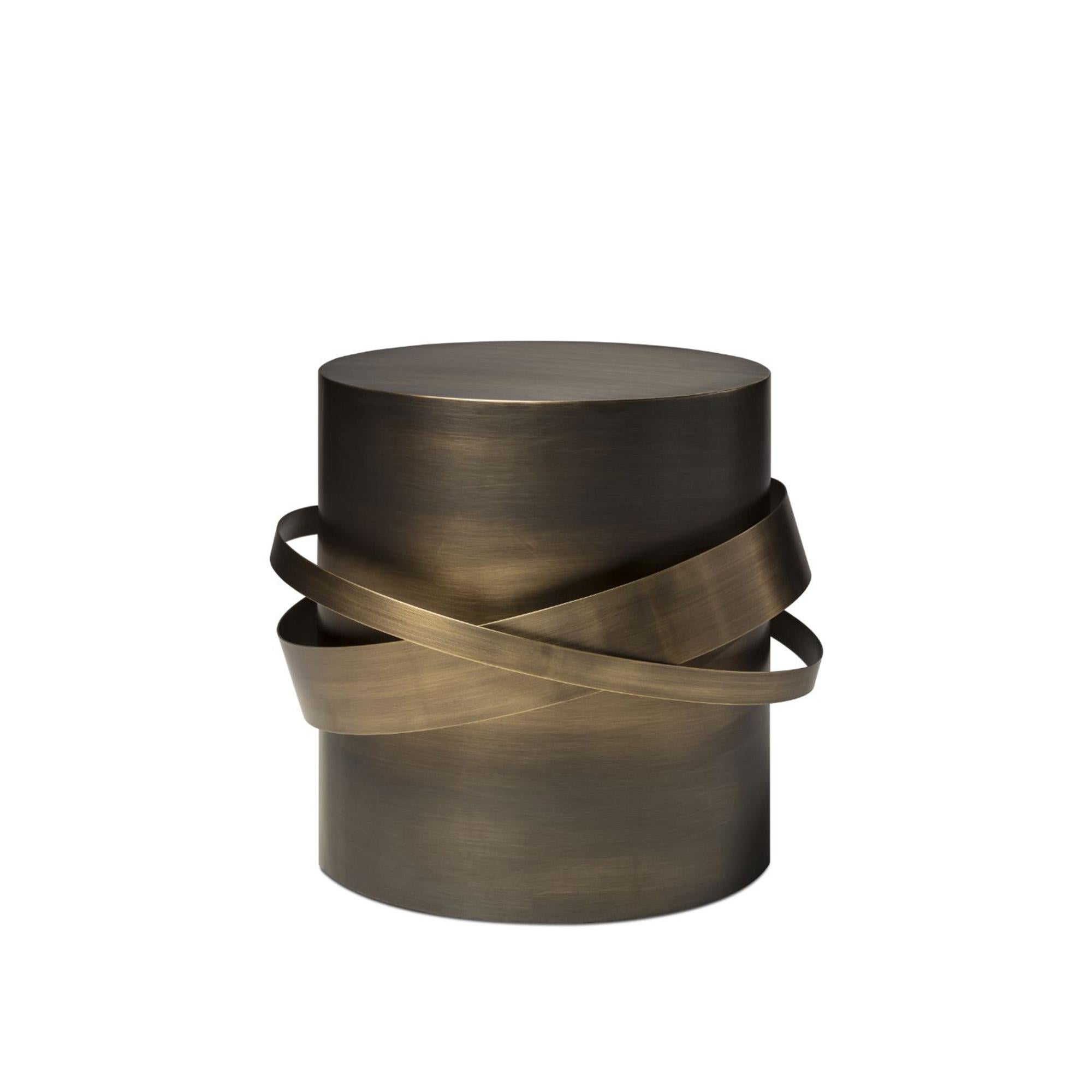 Table d'appoint Orbit par Duistt
Dimensions : L 50 x D 50 x H 45 cm
MATERIAL : Bronze foncé

La table d'appoint ORBIT présente un design impressionnant et habile qui s'impose dans n'importe quelle pièce. Fabriquée à la main, la structure en laiton