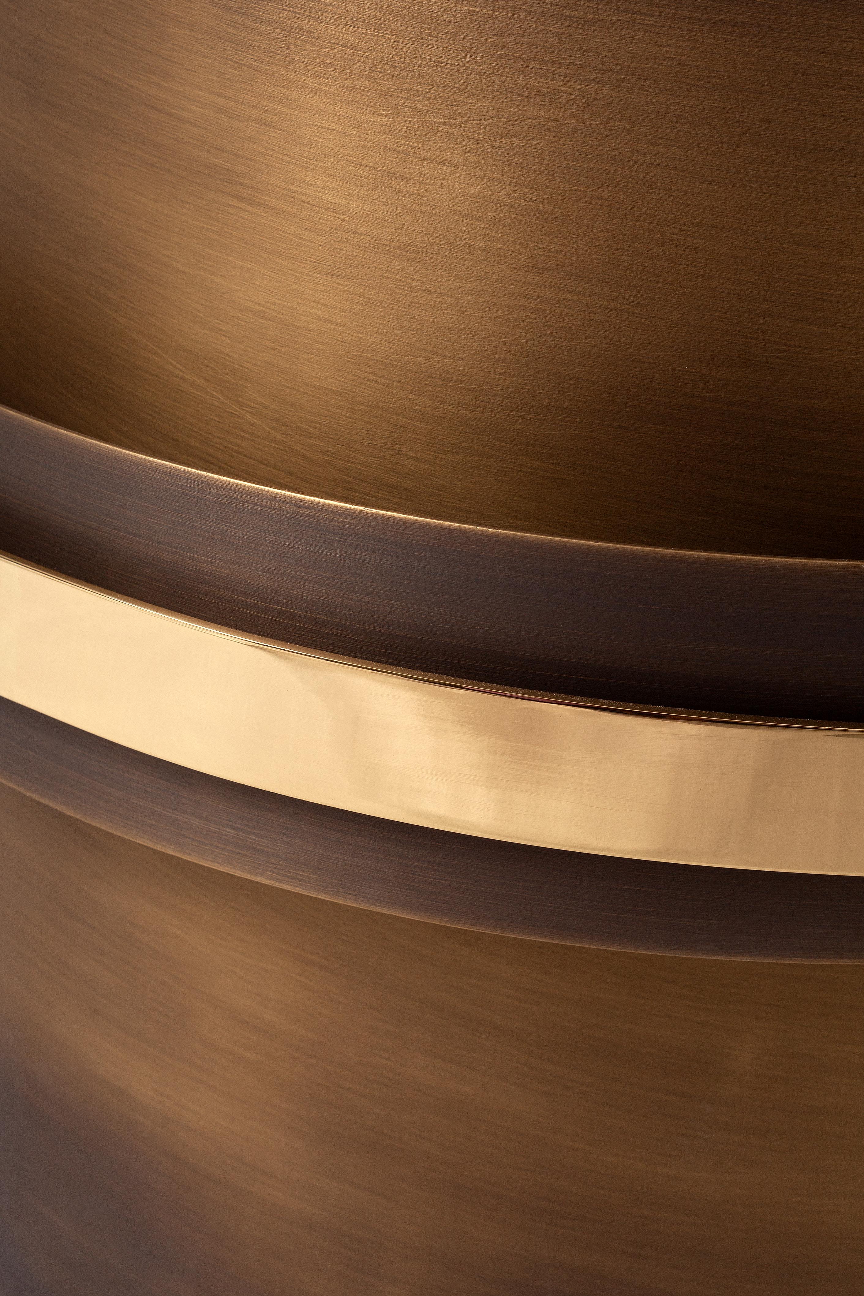 Fait main Table d'appoint Orbit en bronze foncé et laiton poli, fabriquée à la main par Duistt en vente
