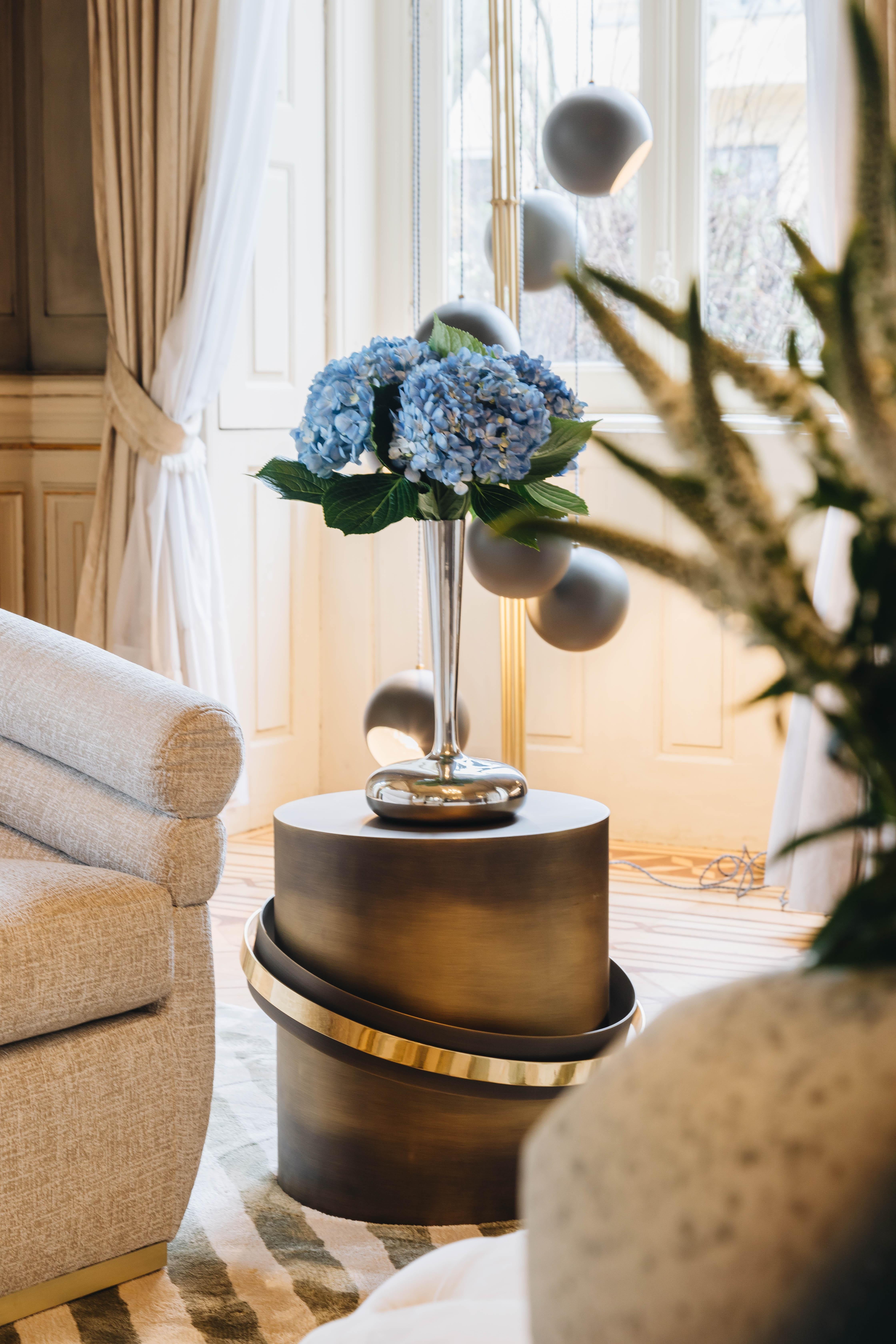 XXIe siècle et contemporain Table d'appoint Orbit en bronze foncé et laiton poli, fabriquée à la main par Duistt en vente