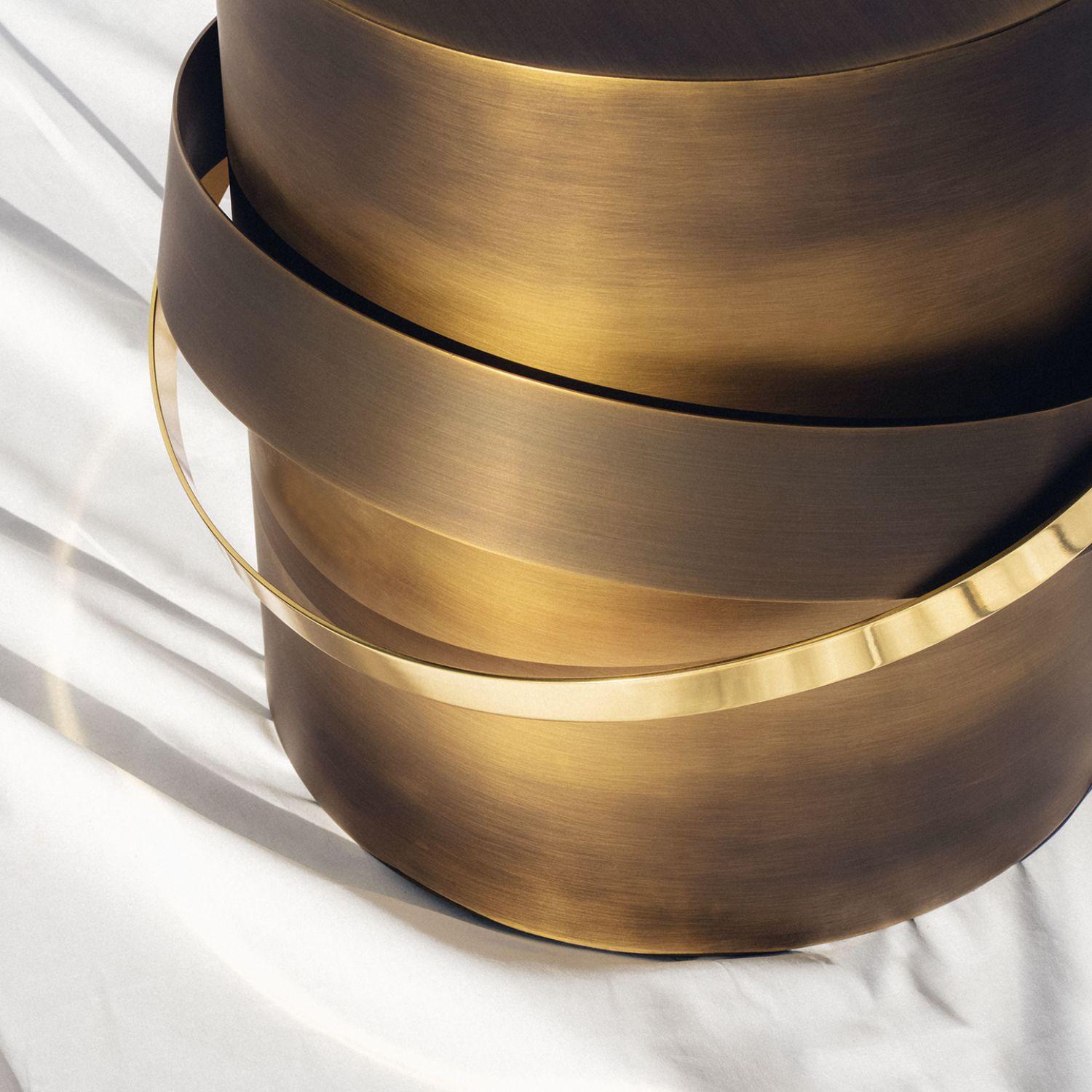 Moderne Table d'appoint Orbit en bronze foncé et laiton poli, fabriquée à la main par Duistt en vente