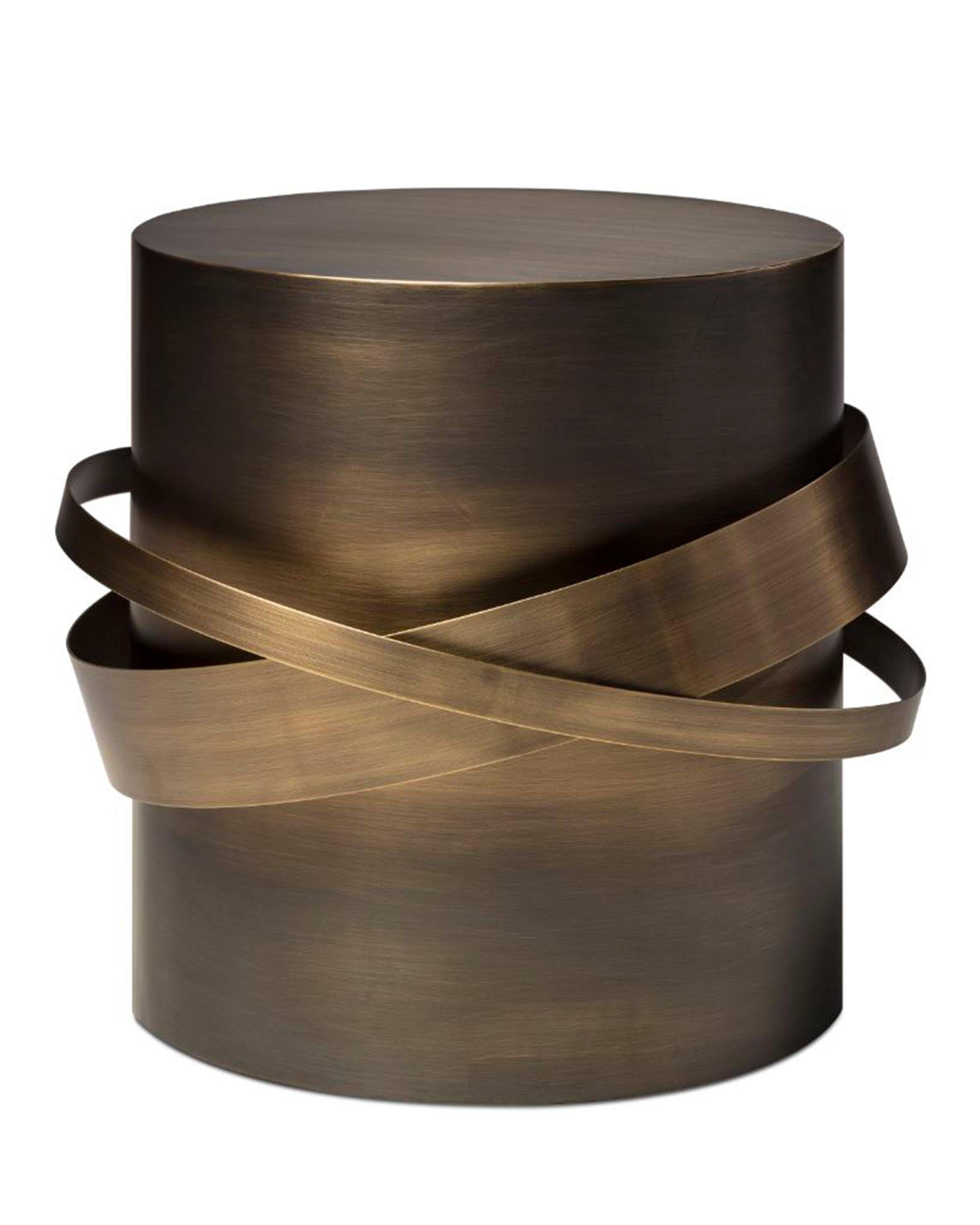 Table d'appoint Orbit, en bronze foncé, fabriquée à la main au Portugal par Duistt

La structure de la table d'appoint Orbit est constituée de deux anneaux qui donnent une gracieuse impression de mouvement et d'immobilité à la fois, ce qui vous