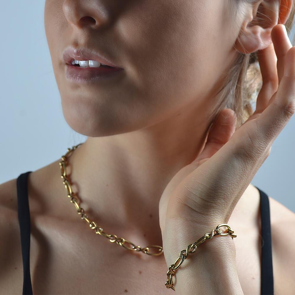 Add some shine into your jewelry collection with this beautiful chain necklace. A must-have for your everyday look or any special occasion. Stack it or wear it alone!  Available in double color finished 24K Gold Plated Brass.

*Double Color 24K Gold