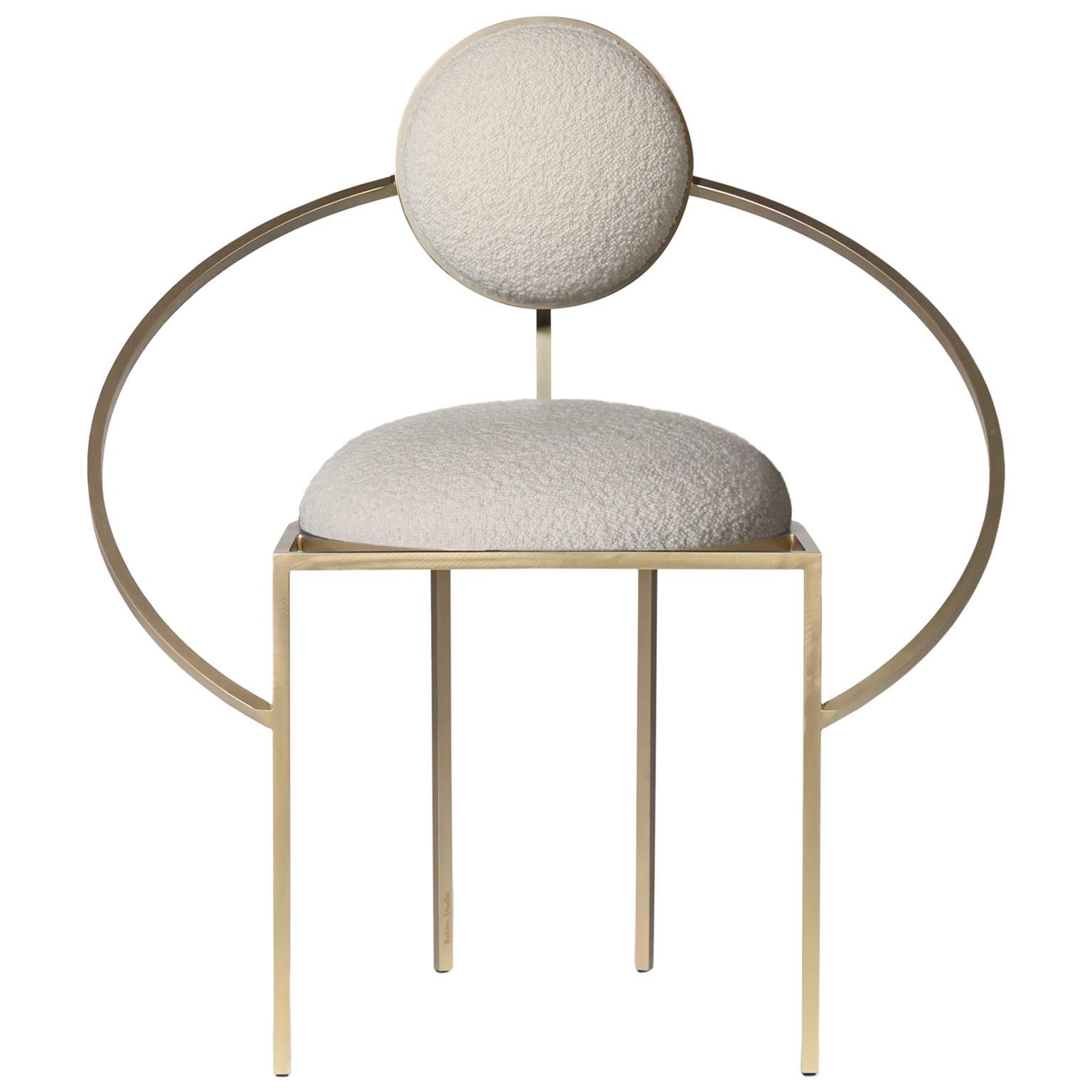 Silla Orbit, latón cepillado y tejido de lana Boucle crema, de Lara Bohinc