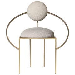 Chaise Orbit, laiton brossé et tissu de laine bouclée crème, par Lara Bohinc