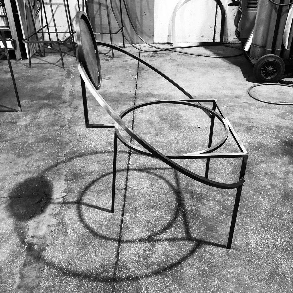 Orbit-Stuhl aus schwarzem Stoff und schwarzem Stahl, Lara Bohinc im Angebot 2