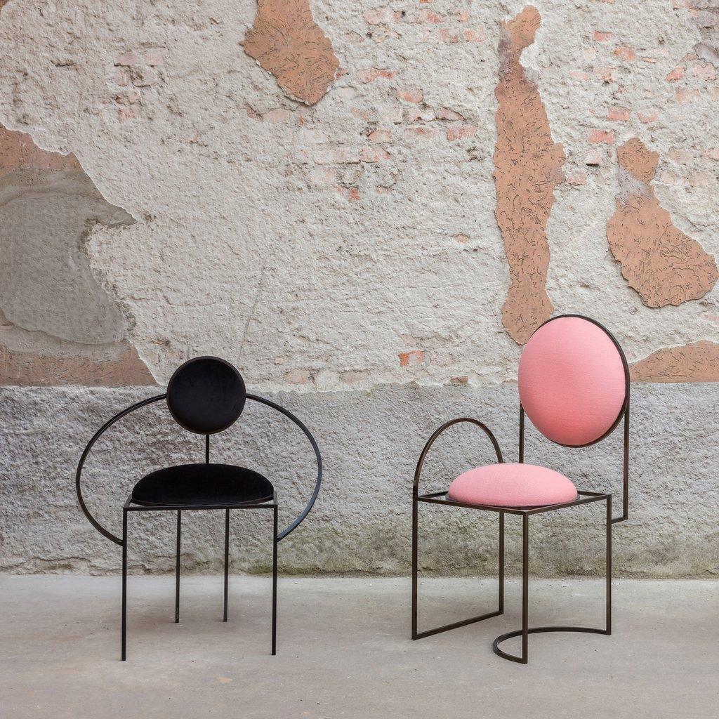 Orbit-Stuhl aus schwarzem Stoff und schwarzem Stahl, Lara Bohinc (21. Jahrhundert und zeitgenössisch) im Angebot