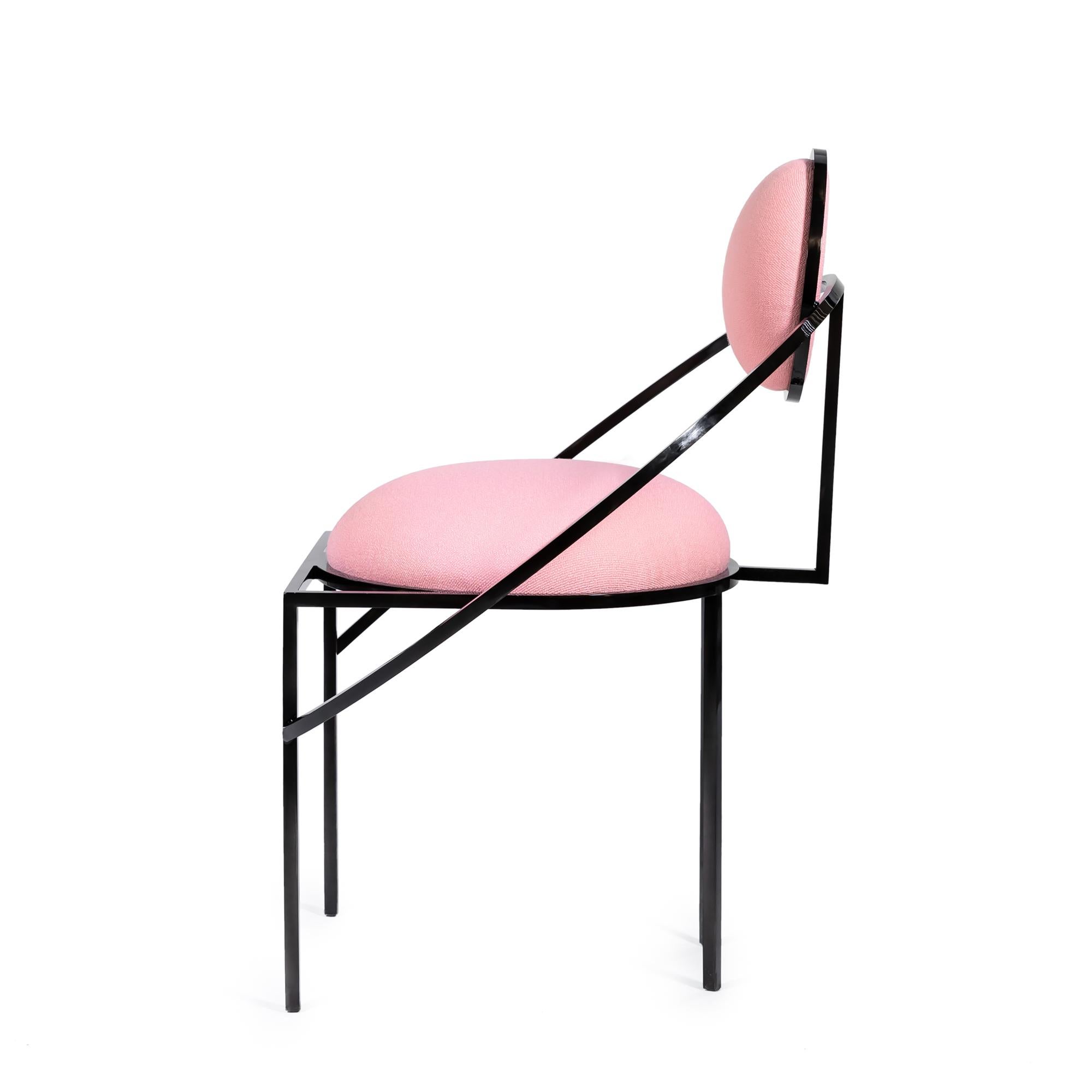 Moderne Chaise Orbit en tissu de laine rose et acier noir, par Lara Bohinc en vente