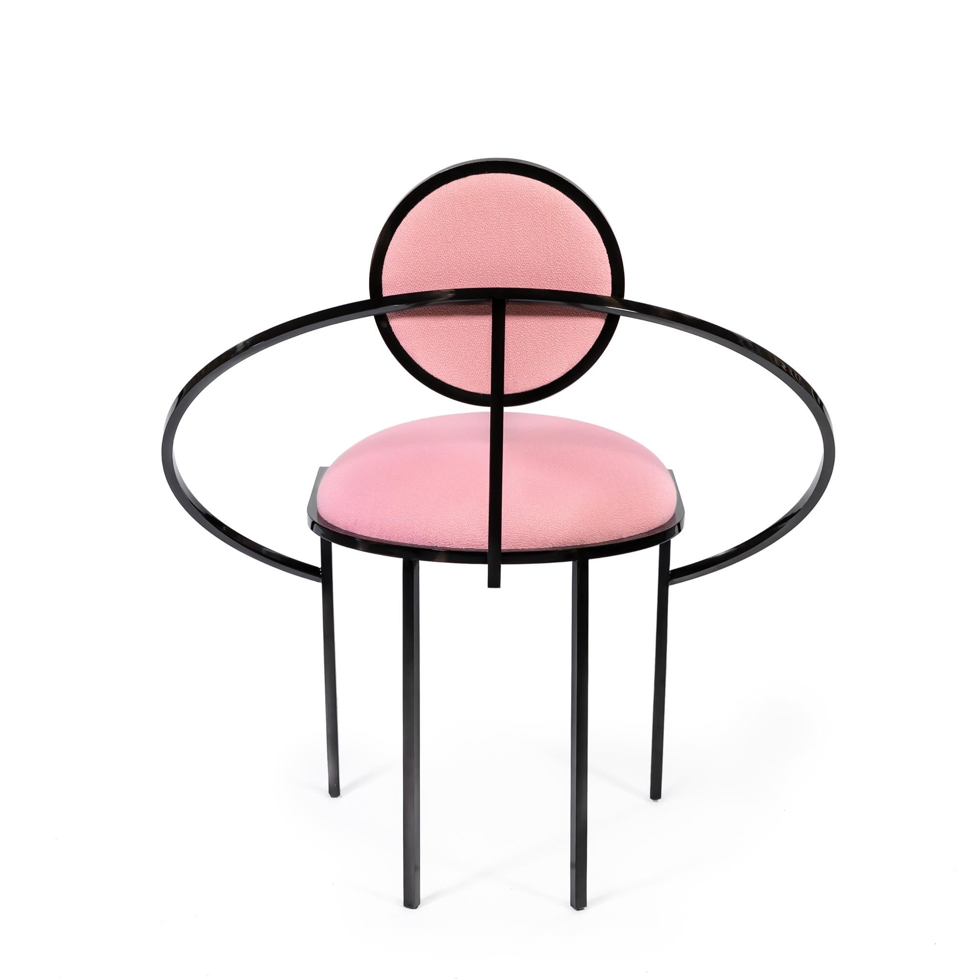 Orbit-Stuhl aus rosa Wollstoff und schwarzem Stahl, Lara Bohinc (Portugiesisch) im Angebot