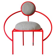 Chaise Orbit, extérieure, acier revêtu de poudre rouge et tissu à rayures, en stock