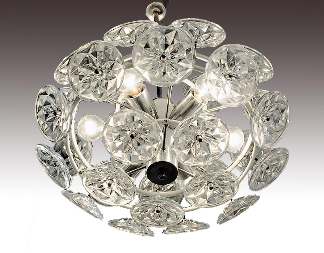 Elegant Orbit chandelier with 32 glass flowers on a white lacquered and partially chrome frame. Chandelier illuminates beautifully and offers a lot of light. Gem from the time. With this light you make a clear statement in your interior design. A