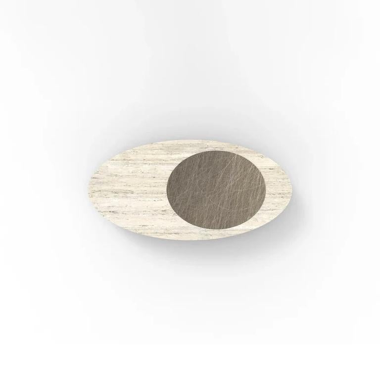 Fusion de l'art moderne et de l'équilibre architectural, la table basse Orbit d'Essentia Home est une déclaration de luxe raffiné. Fabriqué avec un plateau fini en pierre, ce chef-d'œuvre elliptique présente un jeu de courbes organiques et de