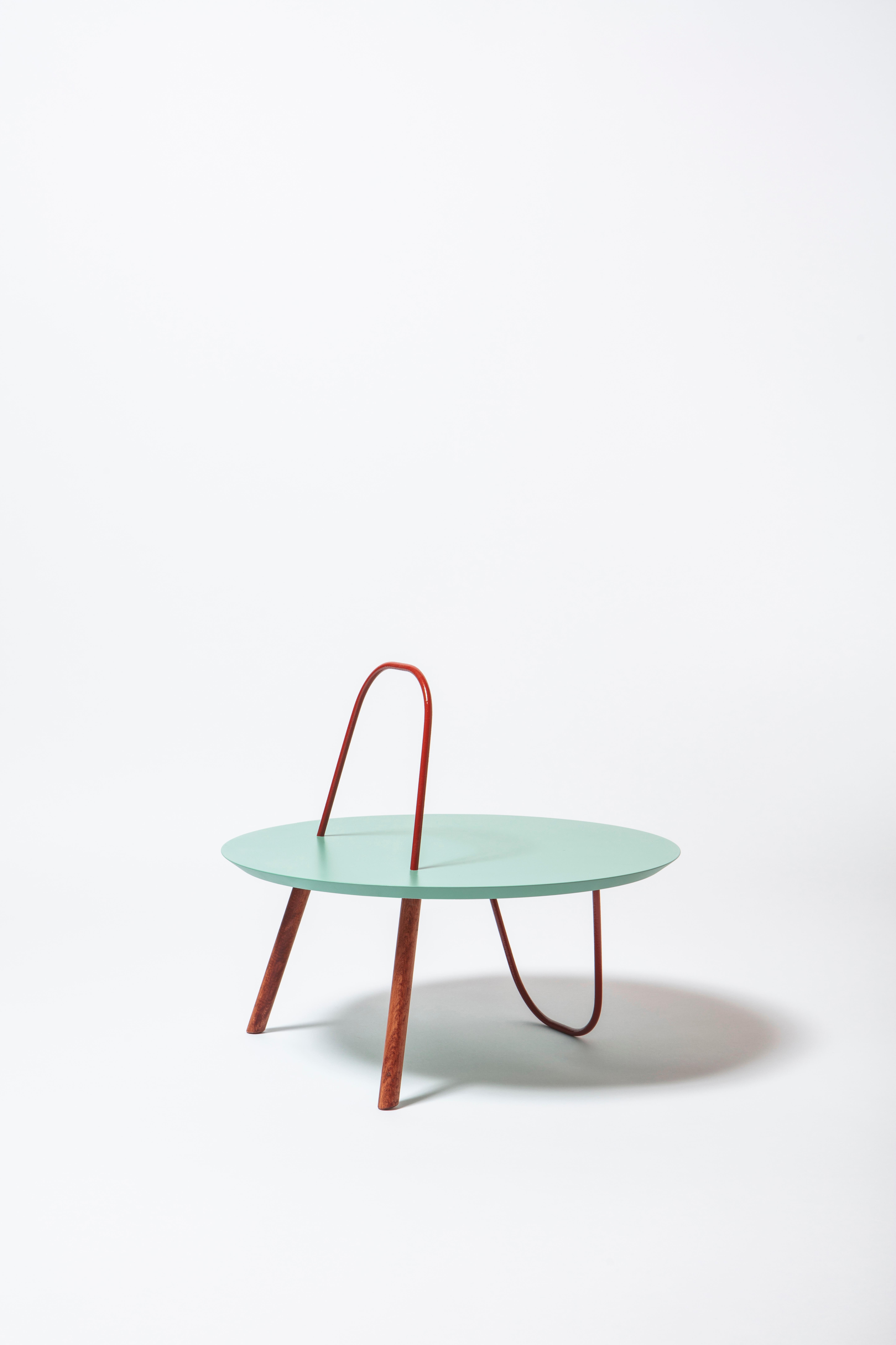 As free trajectories in space, metal structures create winding geometries. ORBIT is a family of tables with a unique image. Curved tubulars cross - on several levels – with circular or elliptical wooden tops.

Come traiettorie libere nello spazio le