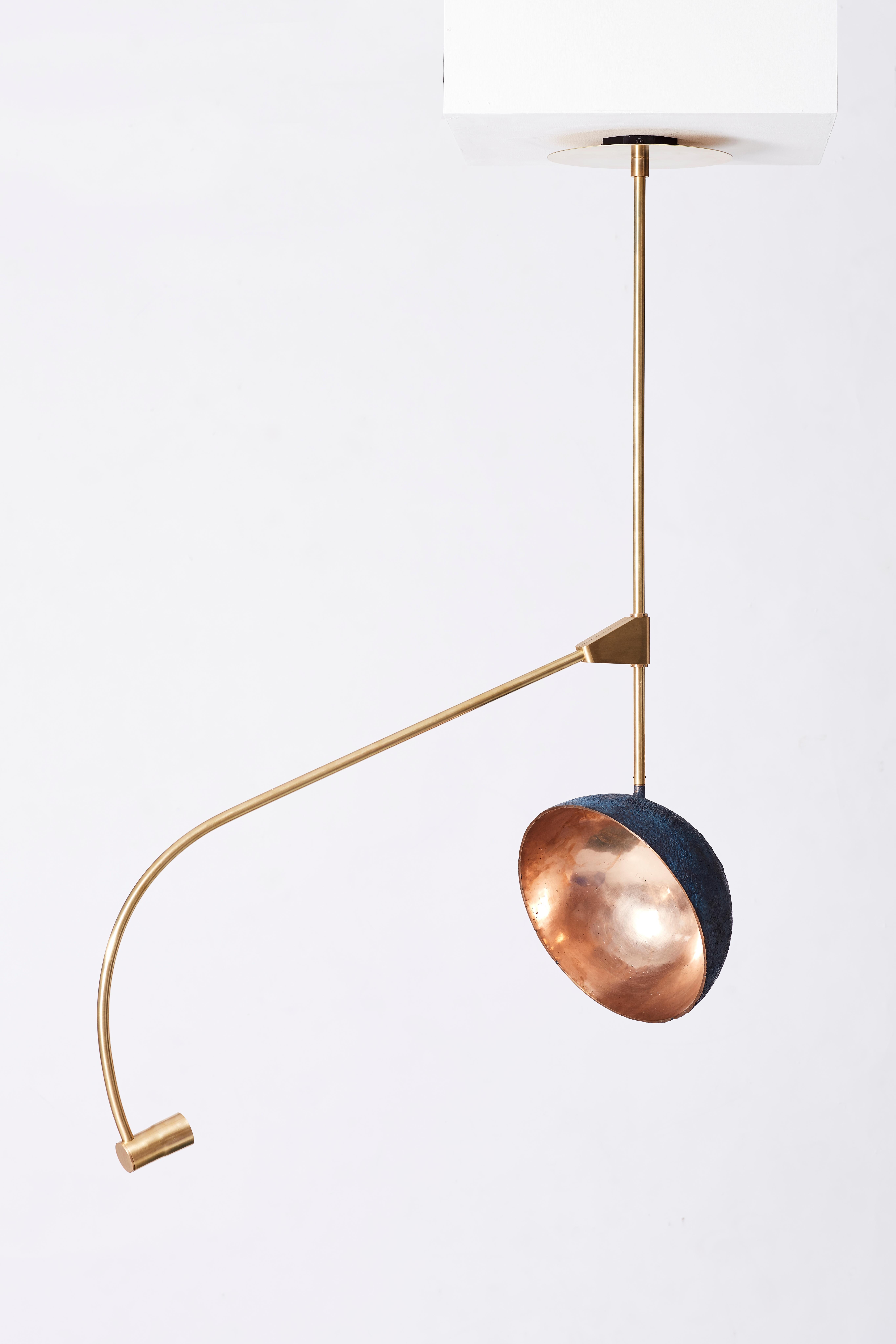 Lampada a sospensione Orbit in edizione limitata in bronzo e ottone di Jesse Ede
Edizione limitata di 5 pezzi + 1P
Dimensioni: D 115 x L 115 x H 140 cm.
Materiali: Ottone e bronzo.

Tutte le nostre lampade possono essere cablate a seconda del Paese.