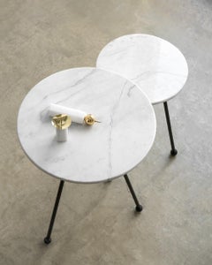 Skulpturale Beistelltische 'Orbit' von on.entropy, aus weißem Marmor und massiver Bronze