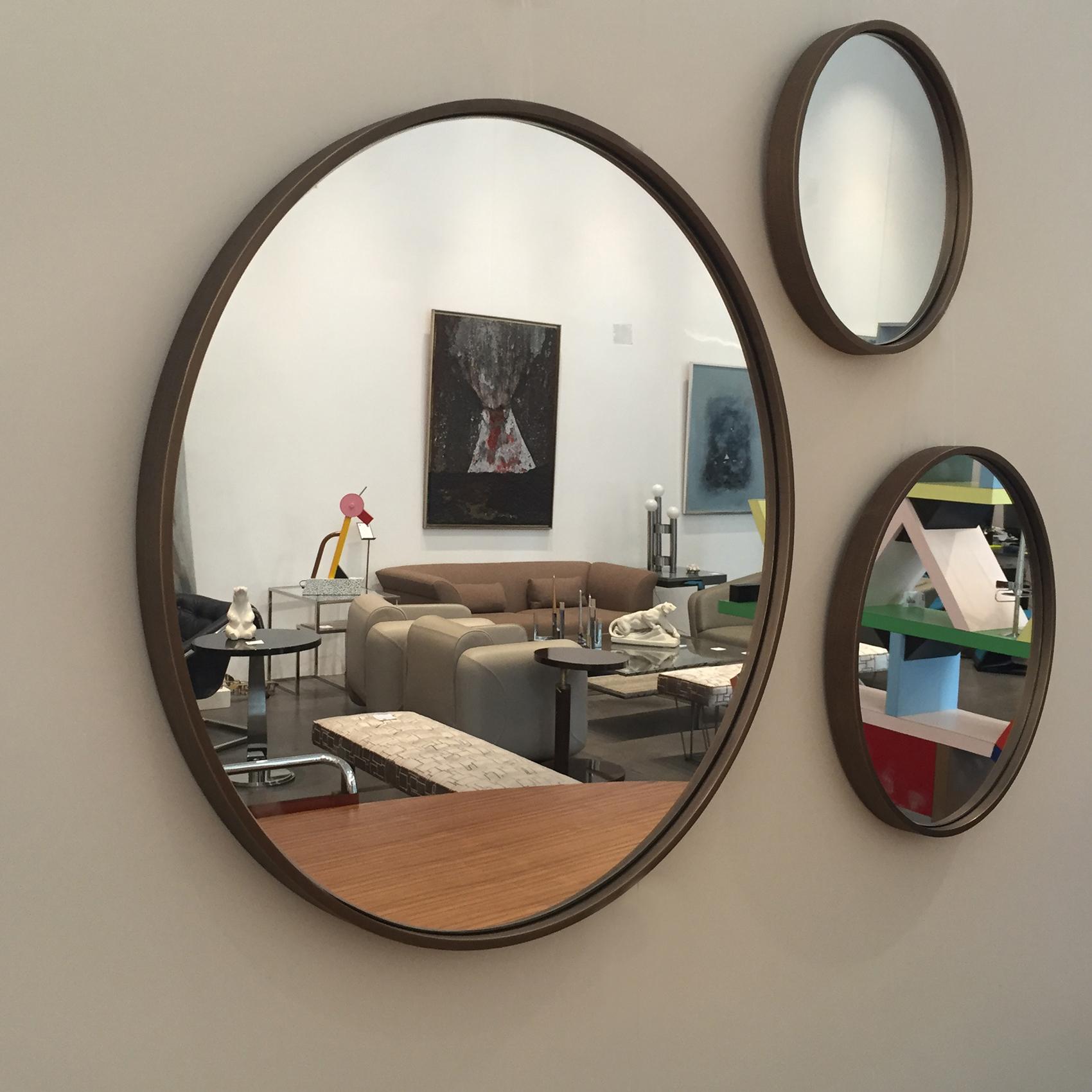 Small Orbit mirror from the three circular mirrors series, hanging without hierarchy, 
can go in any realm with their simplicity and elegance.

Dimensions of the three circular mirrors:
Dim S: Ø 30 cm x D 3 cm
Dim M: Ø 40 cm x D 3 cm
Dim L: Ø