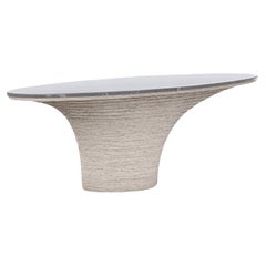 Orbit-Tisch Groß mit Marmorplatte von Piegatto, ein skulpturaler Couchtisch