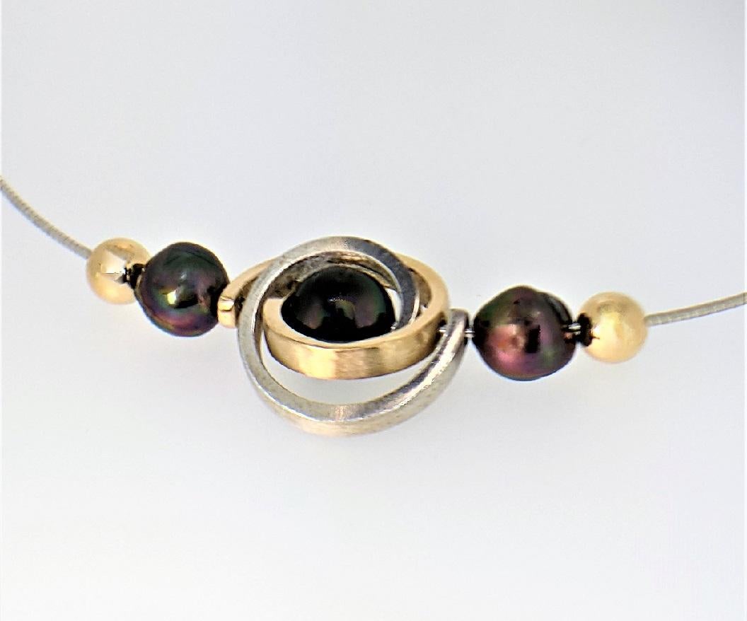 Vous recherchez le luxe d'un beau collier, et l'éclat des perles et des métaux fins ?  Peut-être cherchez-vous un collier un peu spécial mais simple ? Pour plus de quotidien ?  Le collier Orbit Two-Tone pourrait être votre collier ! !! Les spirales