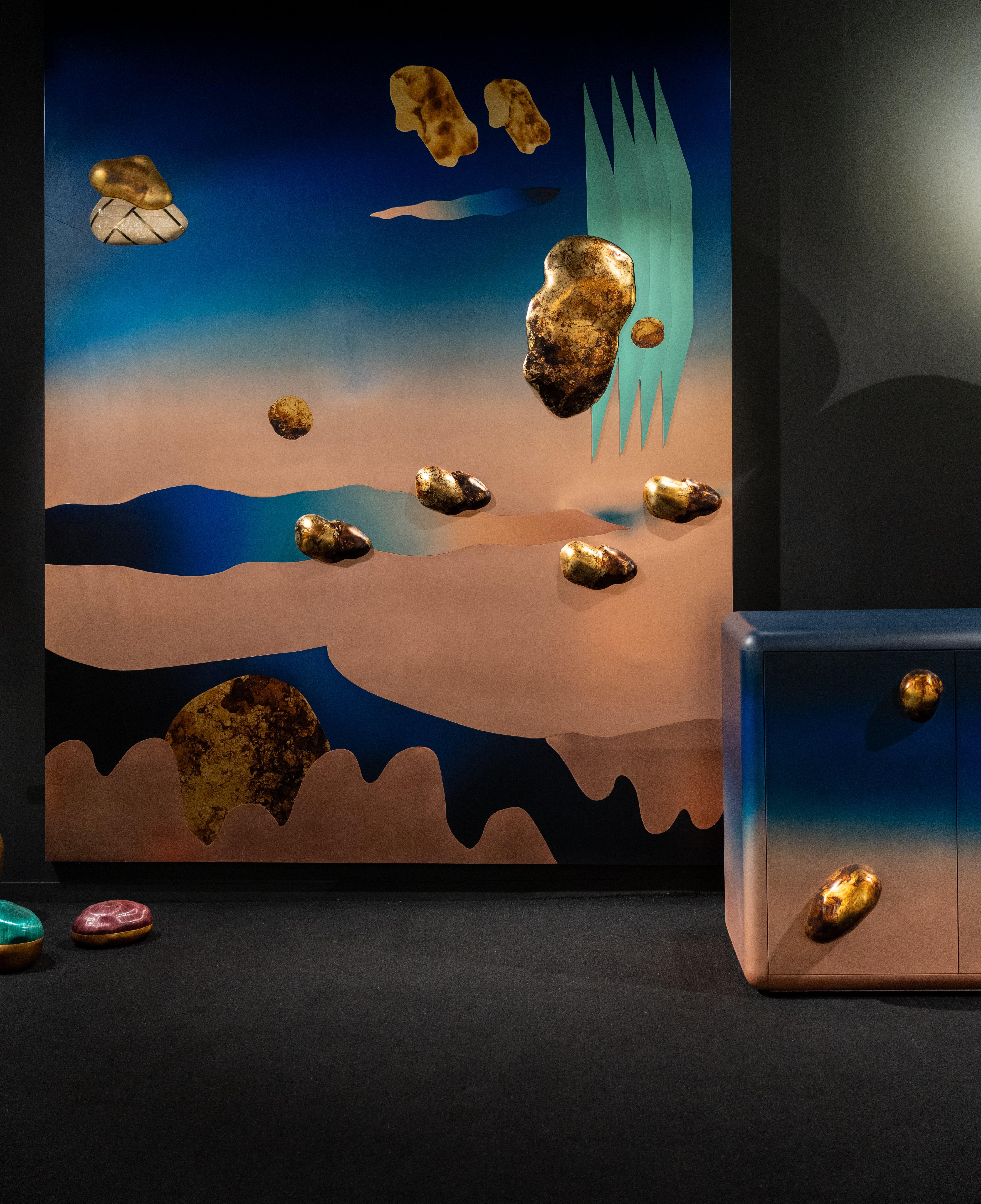 Mehr Fantasie als Spielgerät. Das Orbit Panel ist natürlich nicht für alle geeignet. Ein skulpturales, luxuriöses Paneel aus Kupfer mit Intarsien aus Messing, Metall und Harz. Die Größe, Farbe und Ausführung kann nach Ihren Wünschen angepasst