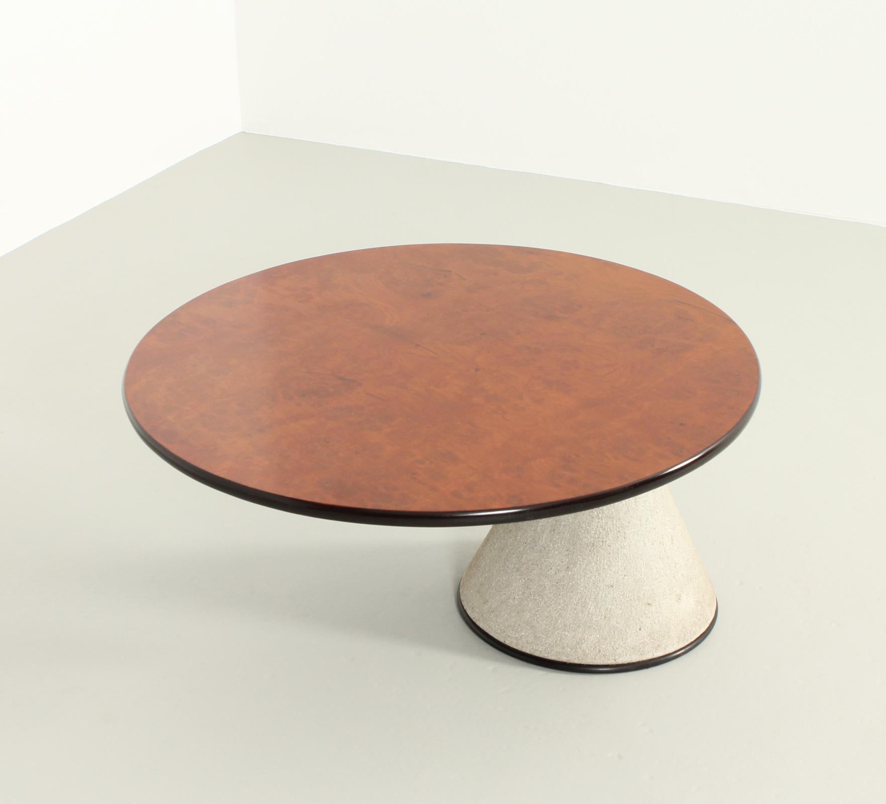 Table basse Orbita conçue en 1986 par Gemma Bernal et Ramón Isern pour BD Ediciones de Diseño, Espagne. Plateau en placage de loupe avec une lourde base en béton. Bras excentrique avec double système de rotation qui permet de déplacer le plateau de