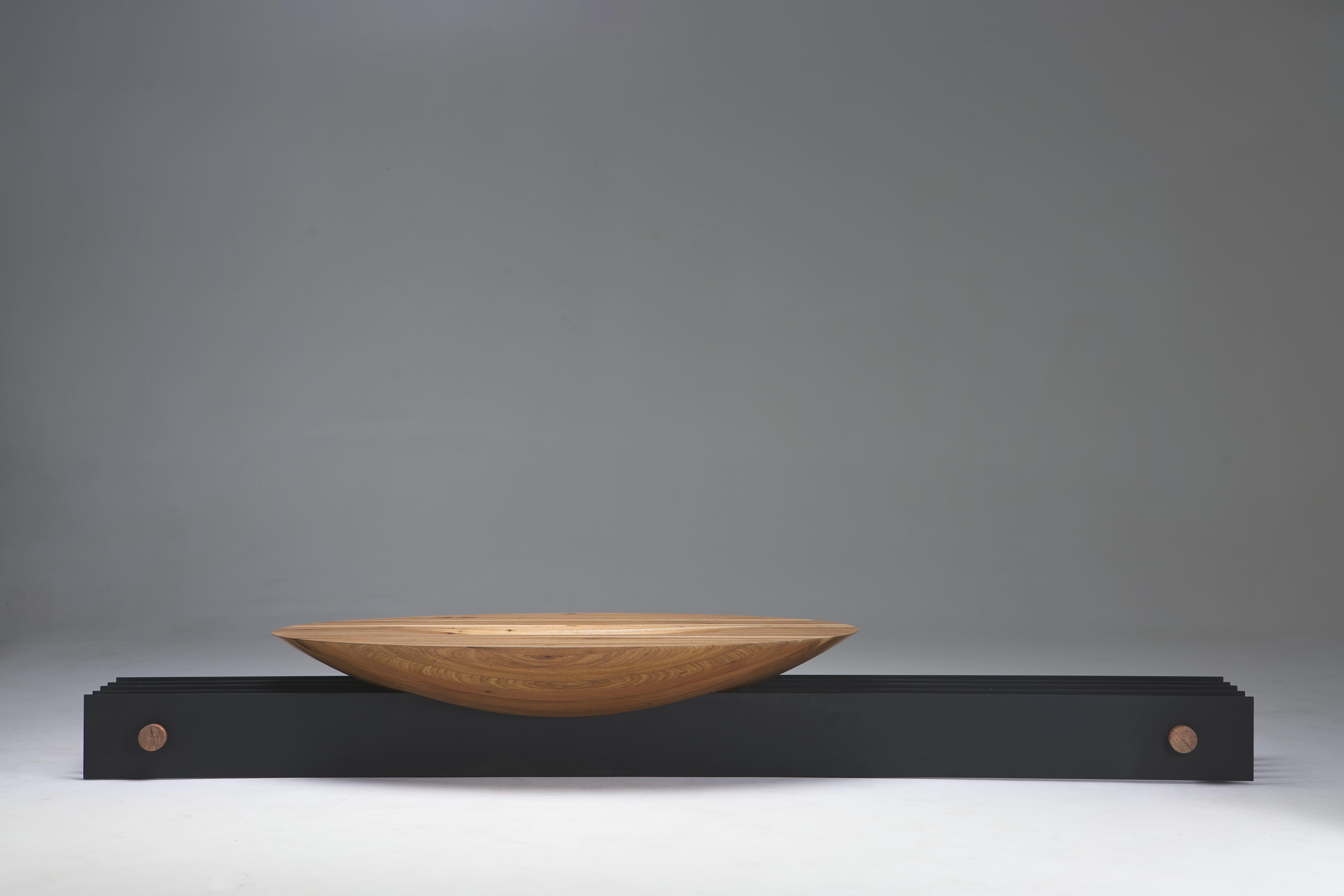 This work of art was made following the lines of the artist Andre Ferri, who blends aluminum and wood in a harmonious way.
Always thinking of new ways to connect with the environment, Andre created a bench that stands out with the robustness of wood