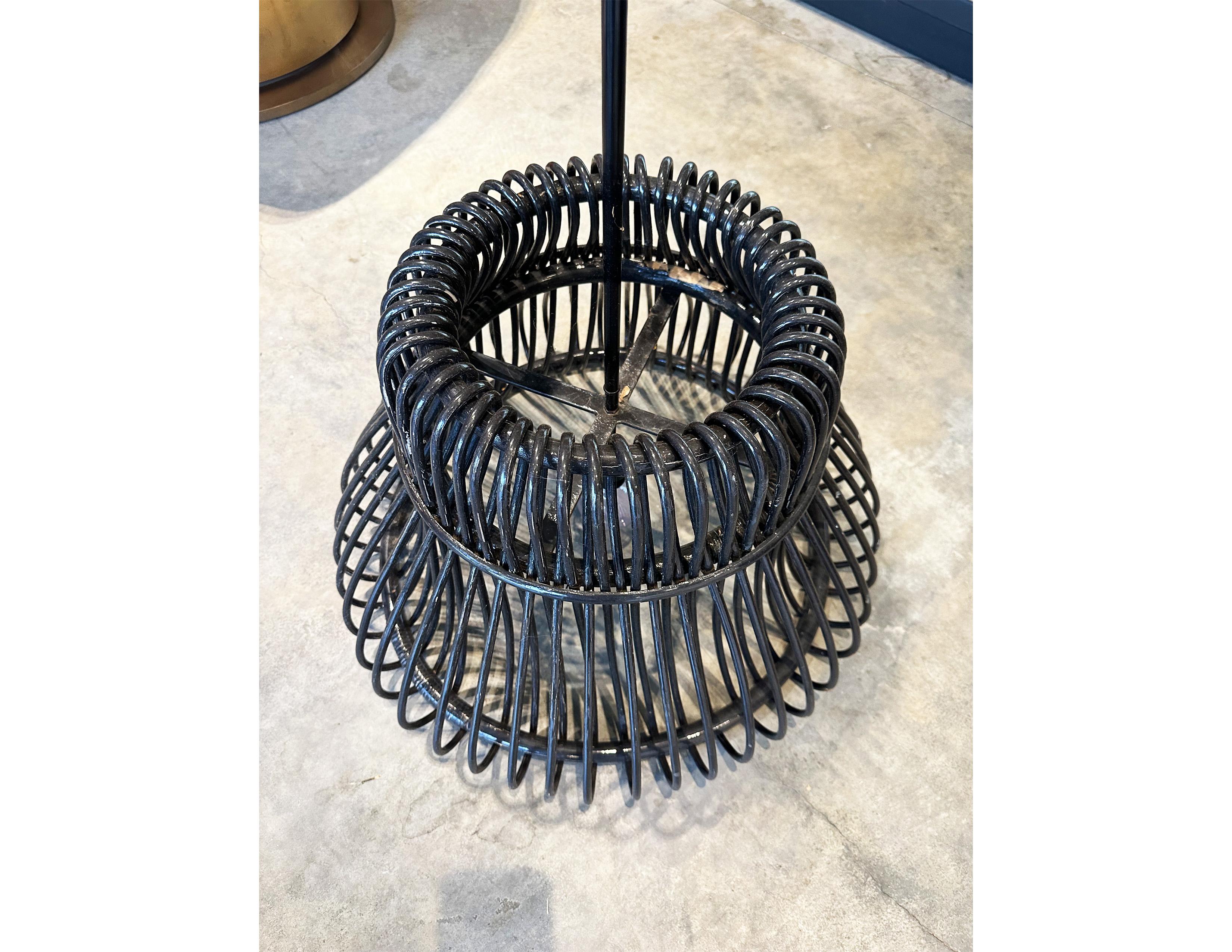 Lampada a sospensione media per esterno Orbita di Tomoko Mizu
Apparecchio a sospensione in rattan con finitura nera e Corde nere.
Lampadina: Lampadina E27 a incandescenza Maximum 100W non inclusa.