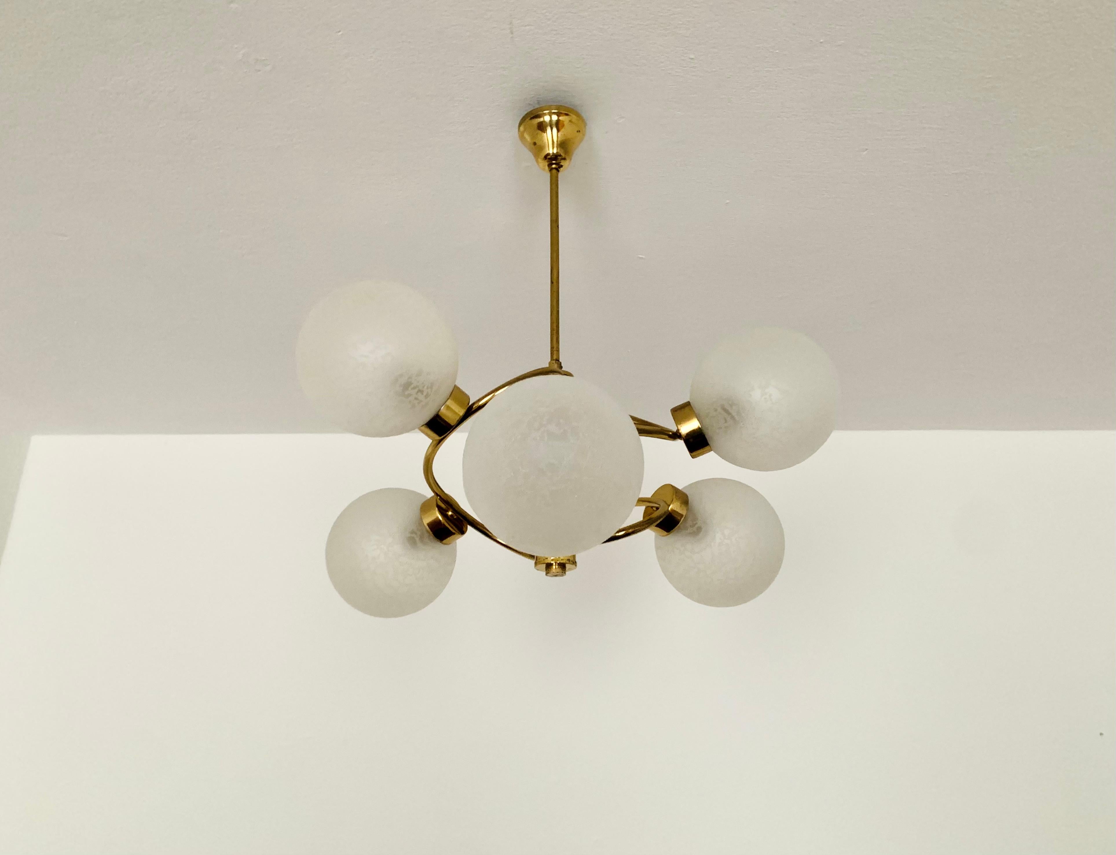 Wonderful Sputnik chandelier from the 1960s.
The 6 glass lampshades with structure spread a pleasant light.
The lamp is manufactured to a very high quality.
Very contemporary design with a fantastic look.

Condition:

Very good vintage condition